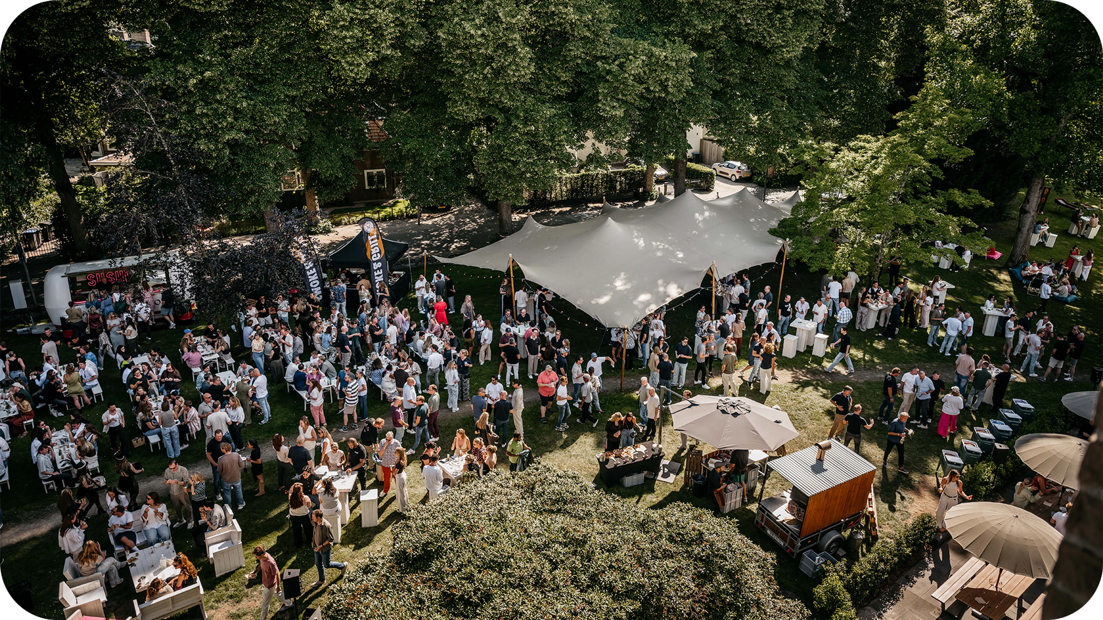 Het jaarlijkse zomerfeest in onze tuin.