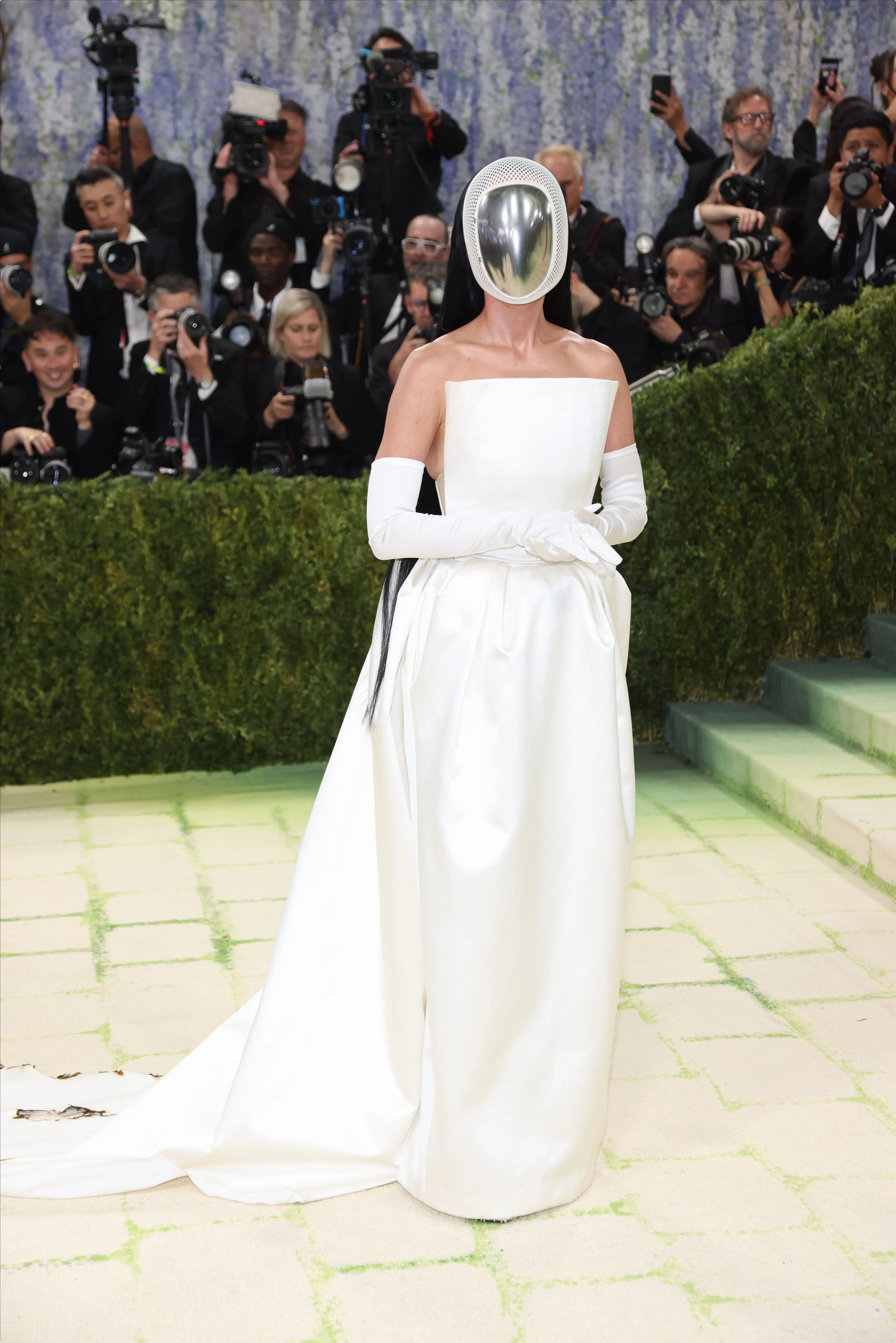 Katy Perry arriveerde gemaskerd bij het gala - Bron: ANP