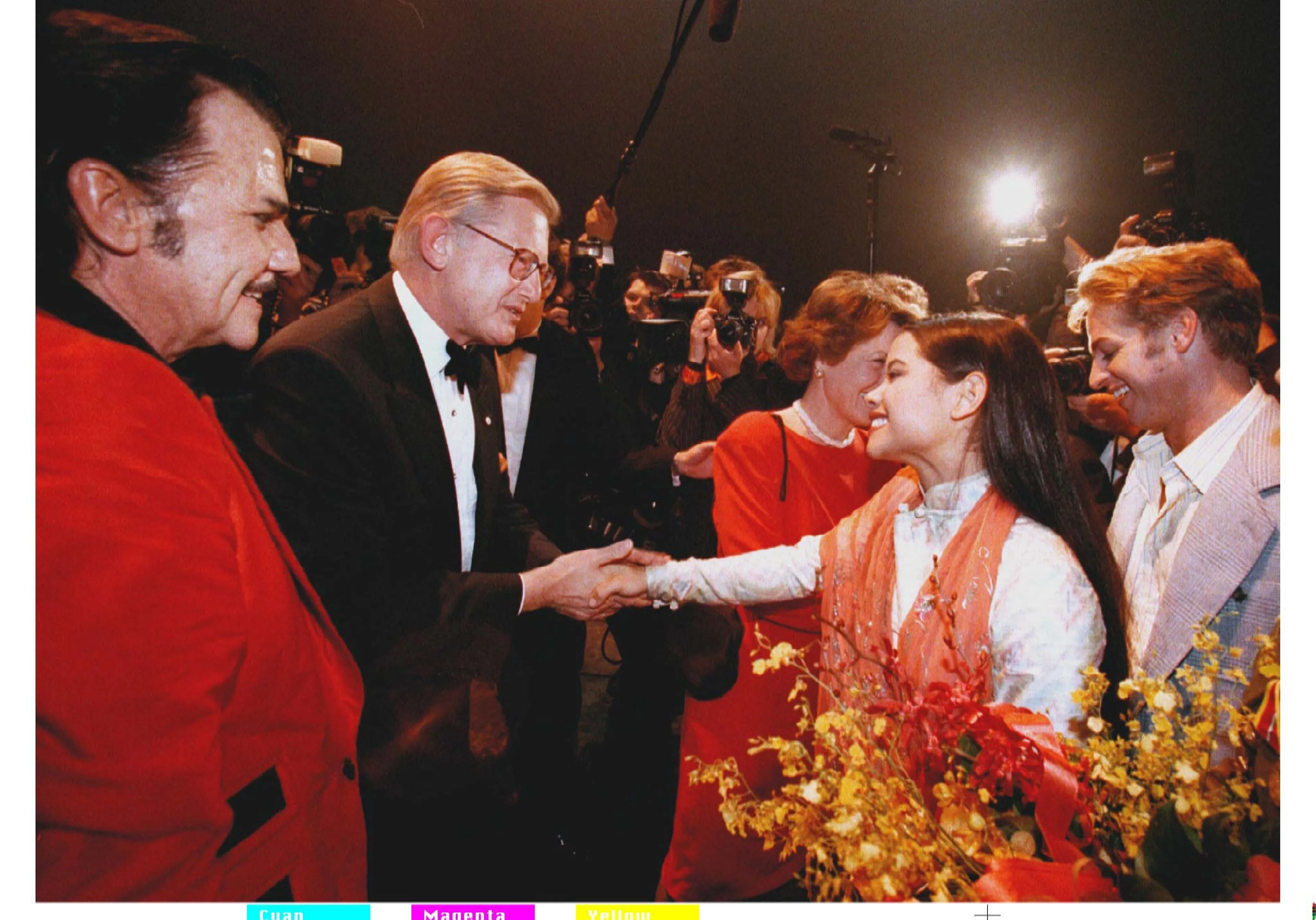 Na de première van de musical Miss Saigon in Den Haag. Te zien: Willem Nijeholt, Mr.Pieter van Vollenhoven, Prinses Margriet (gedeeltelijk zichtbaar), hoofdrolspeelster Linda Wagenmakers (Kim) en Tony Neef (Chris) - Bron: ANP