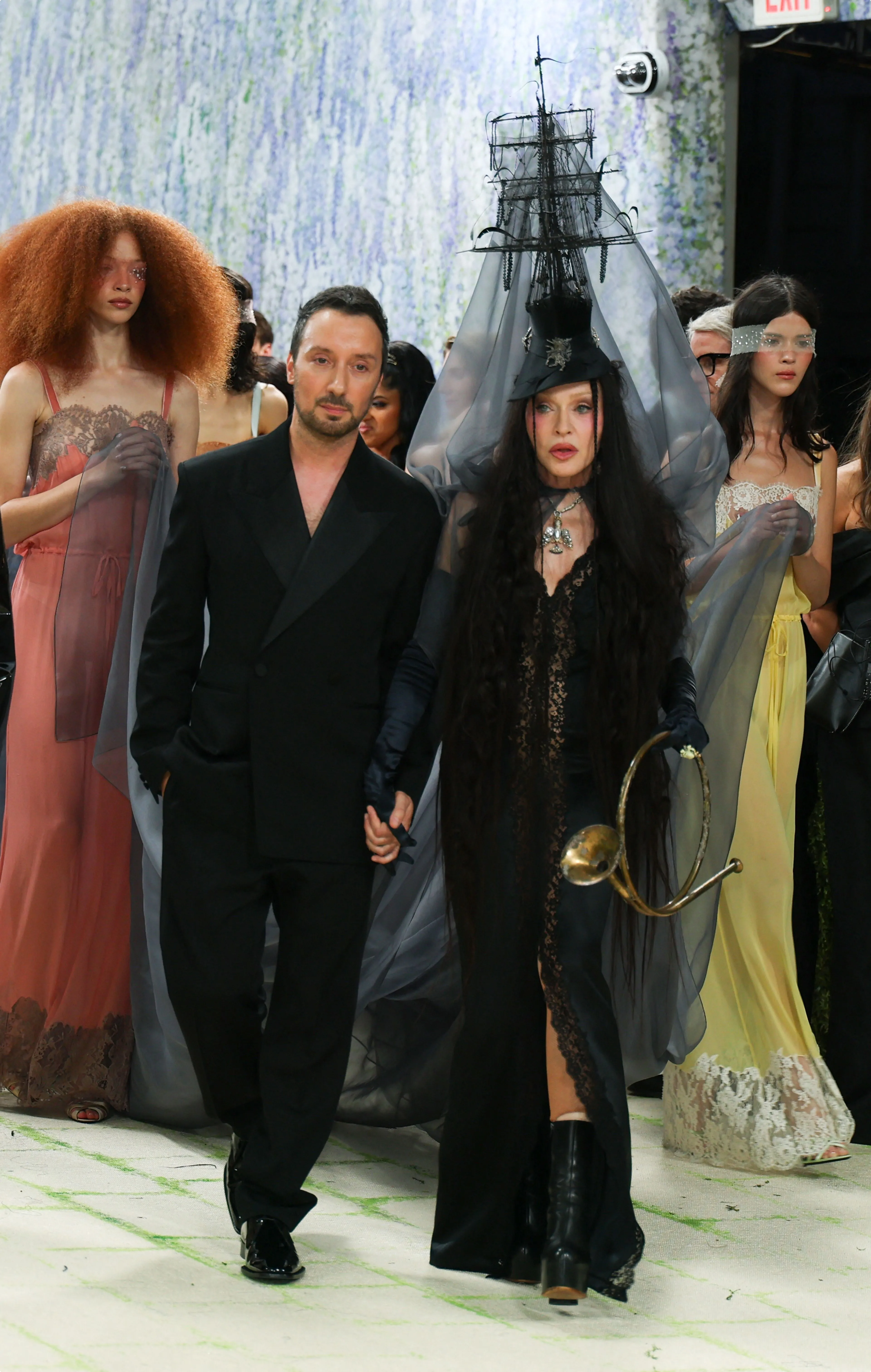 Madonna naast de Belgische en Italiaanse modeontwerper Anthony Vaccarello - Bron: ANP