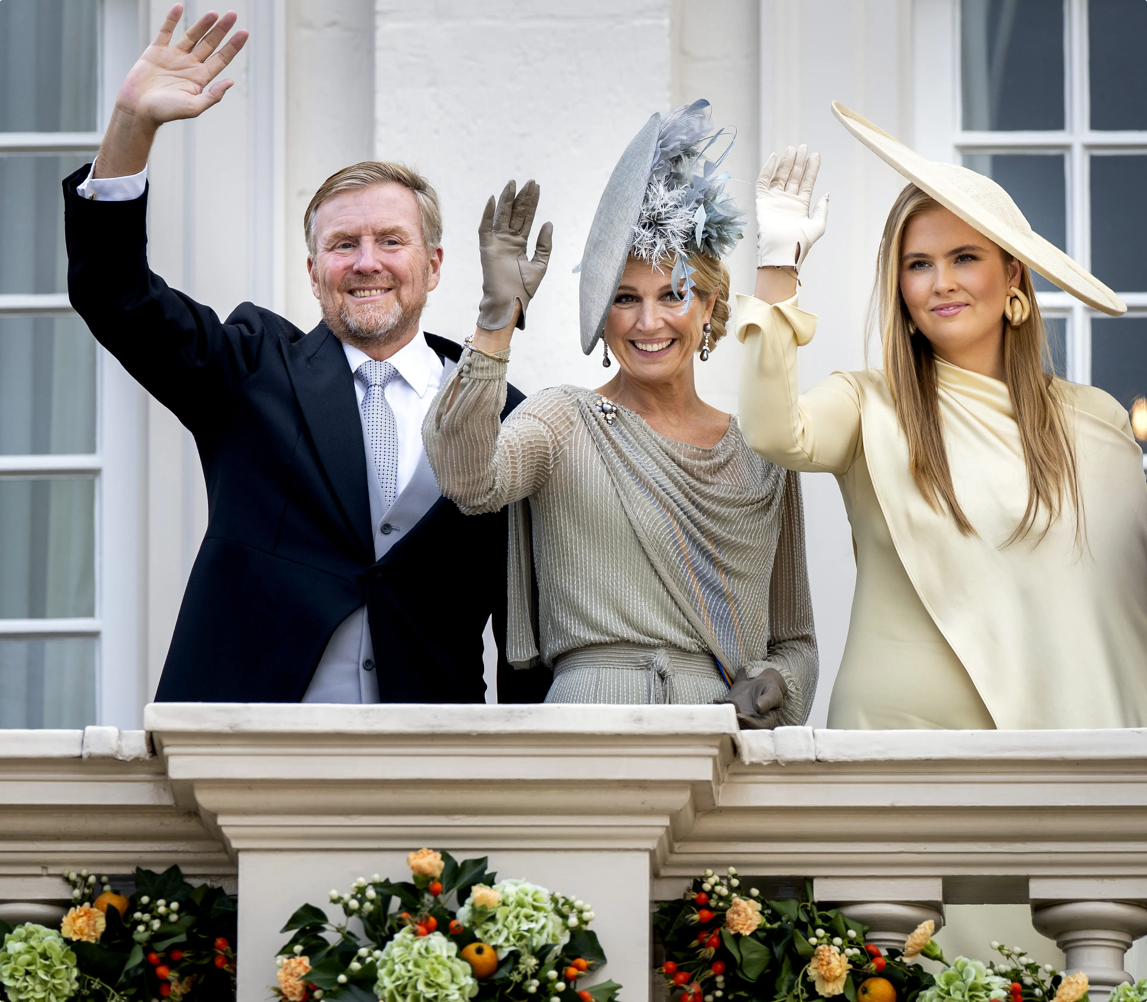 Koning Willem-Alexander, koningin Máxima en prinses Amalia vanaf het balkon van Paleis Noordeinde naar omstanders op Prinsjesdag - Bron: ANP