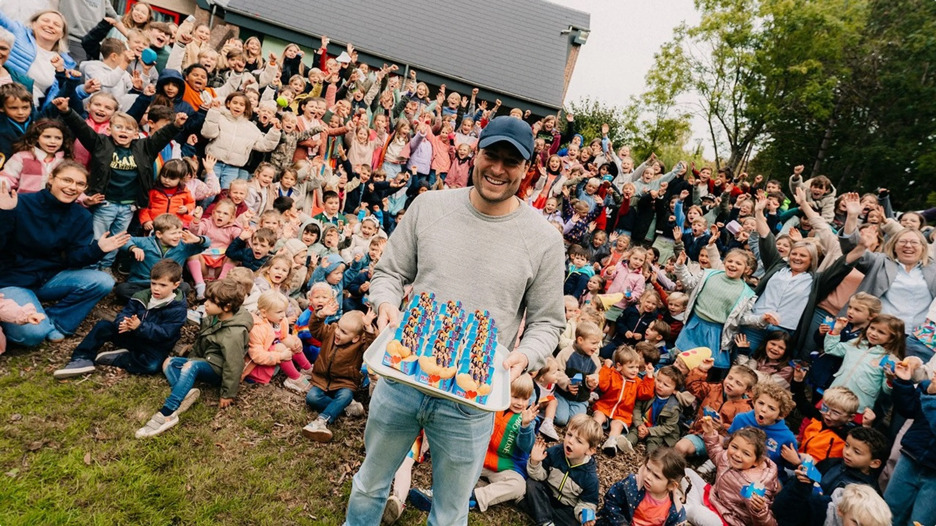 Viktor Verhulst met de nieuwe K3-snack "Kaashartjes".