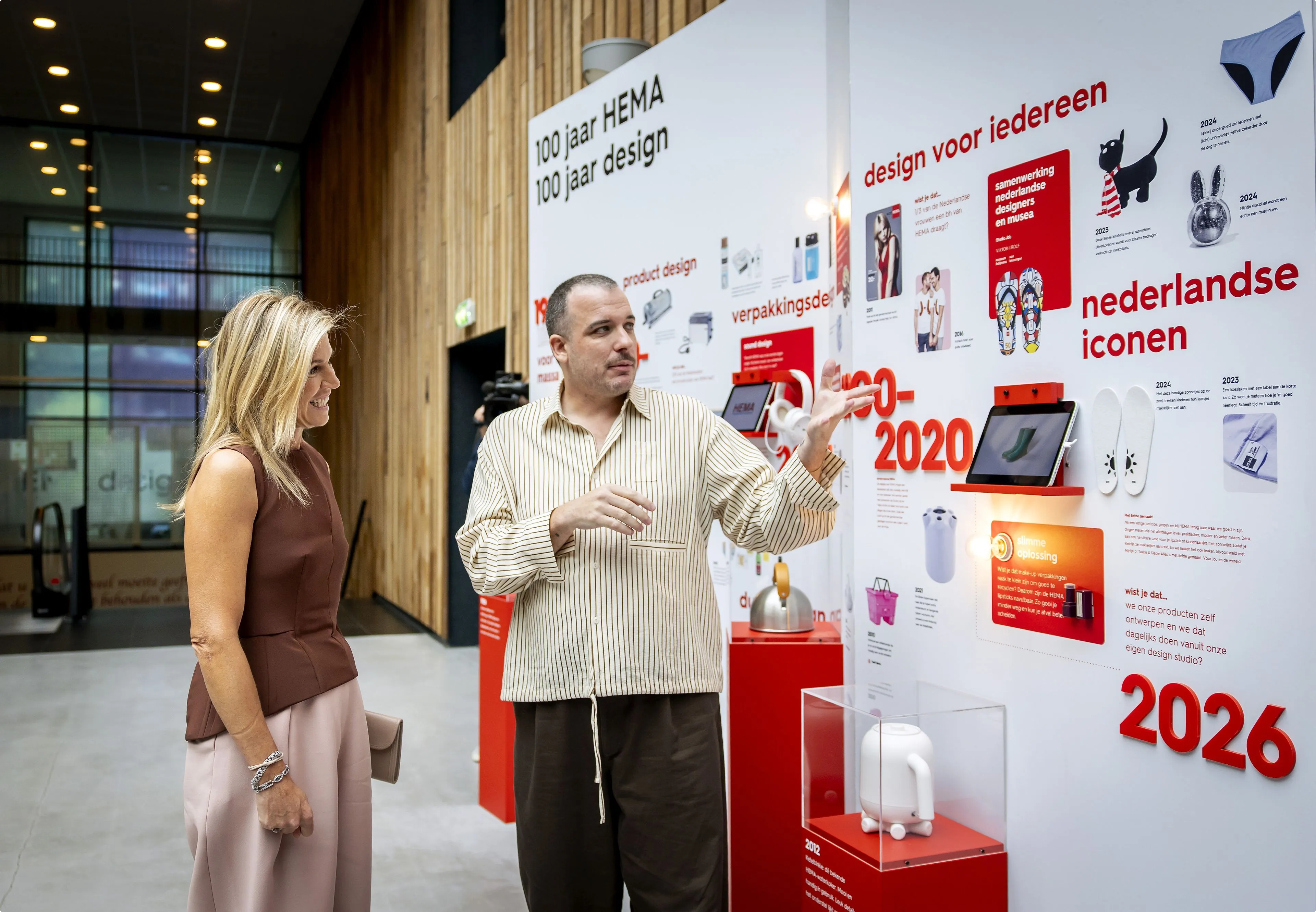 ANP - Koningin Máxima tijdens een werkbezoek aan de Hollandsche Eenheidsprijzen Maatschappij Amsterdam, HEMA, die dit jaar 100 jaar bestaat.