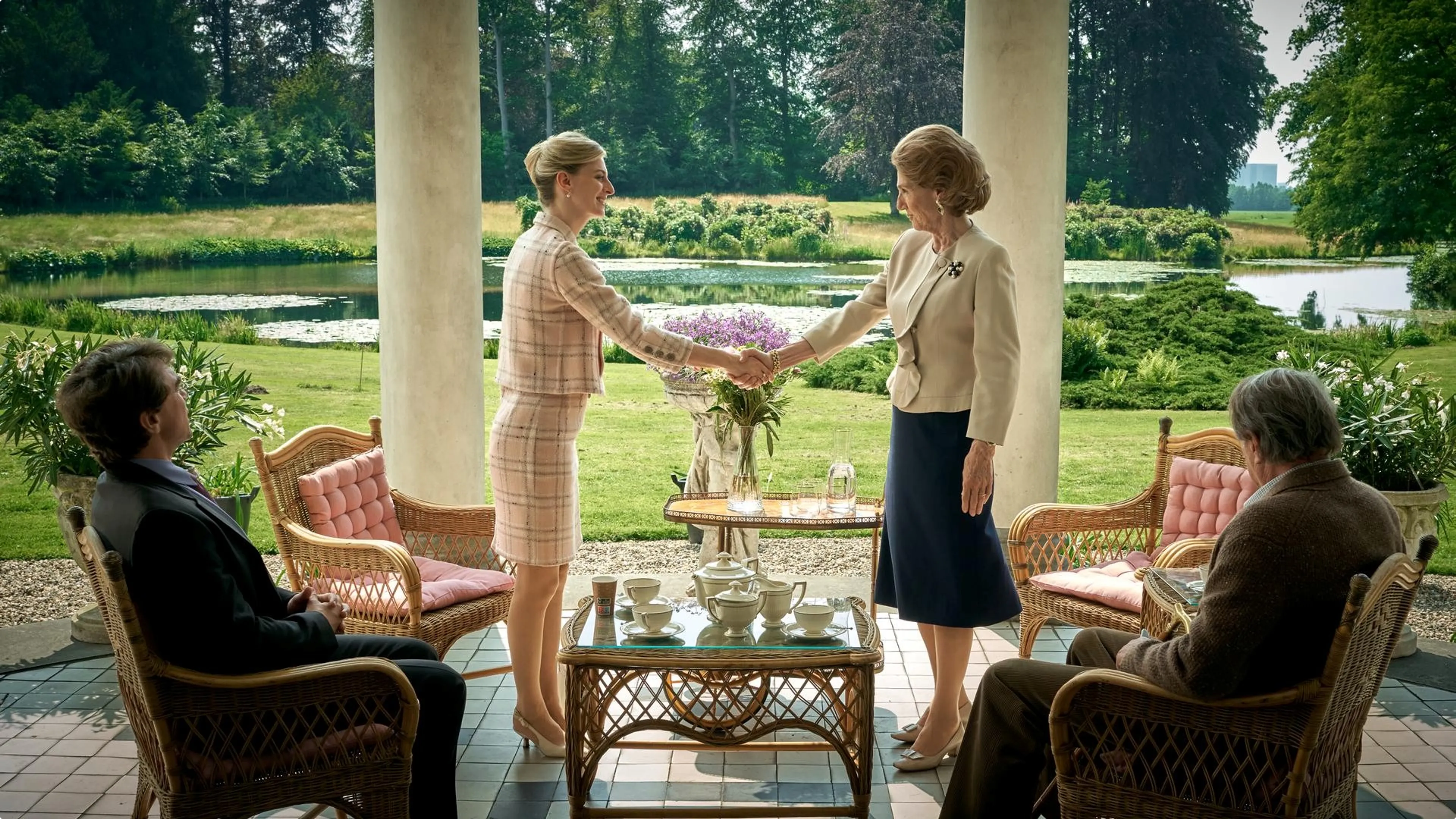 Claire Bender als Mabel en Elsie de Brauw als Koningin Beatrix © Mark de Blok