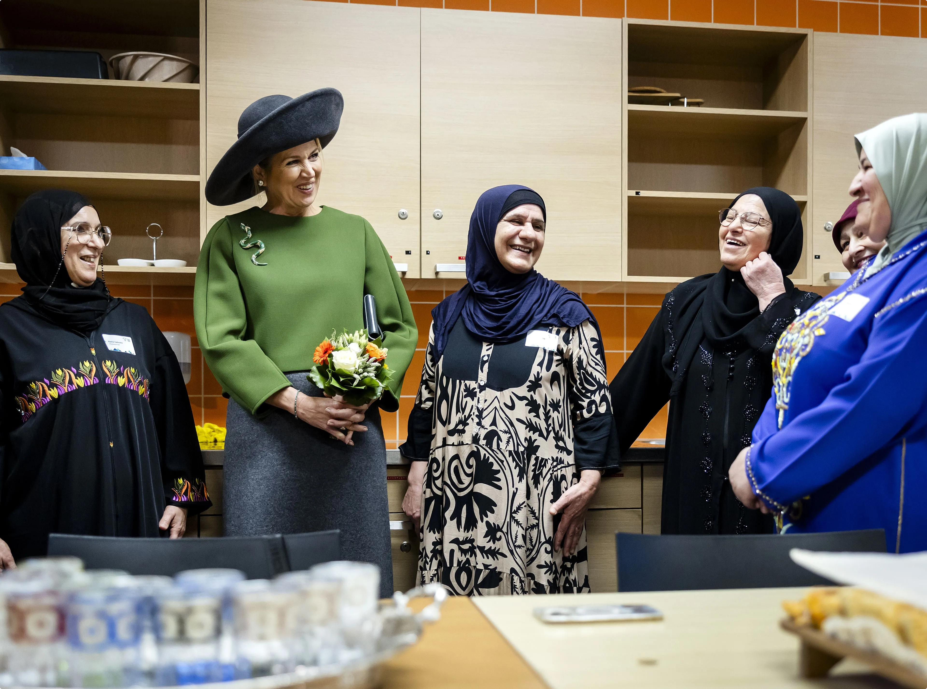 Koningin Máxima brengt een bezoek aan de keuken in woon- en zorgcentrum Triton (bron: ANP).