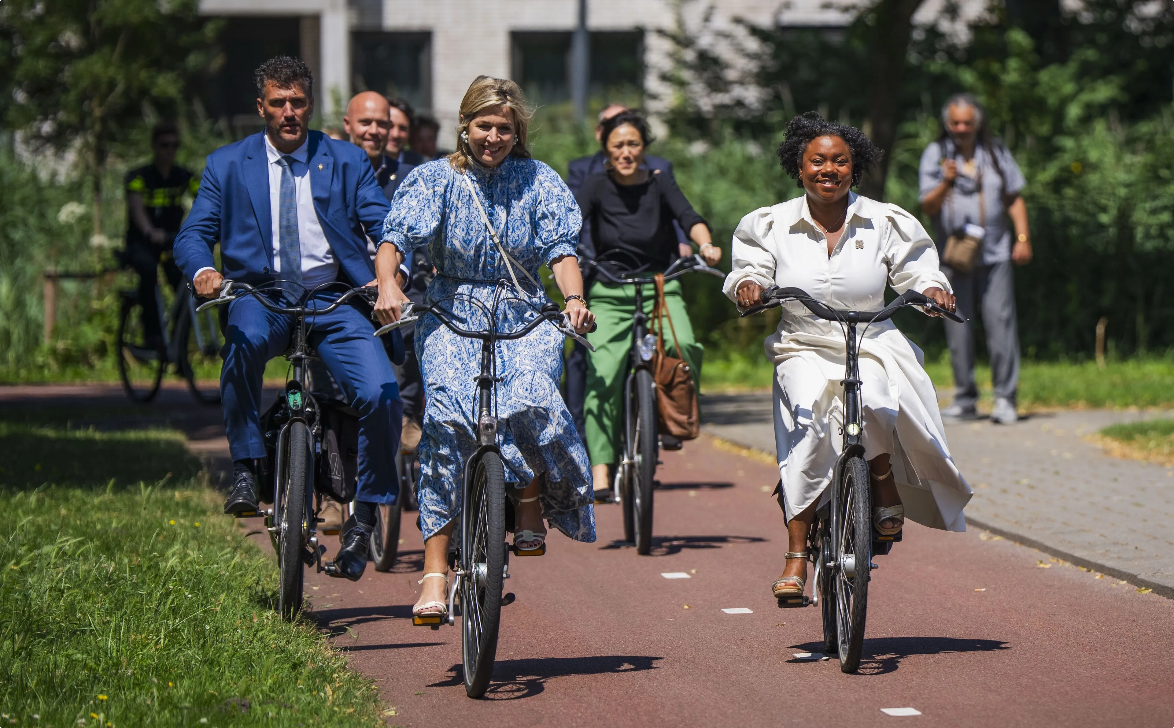 Koningin Máxima fietsend door Amsterdam-Zuidoost (ANP)