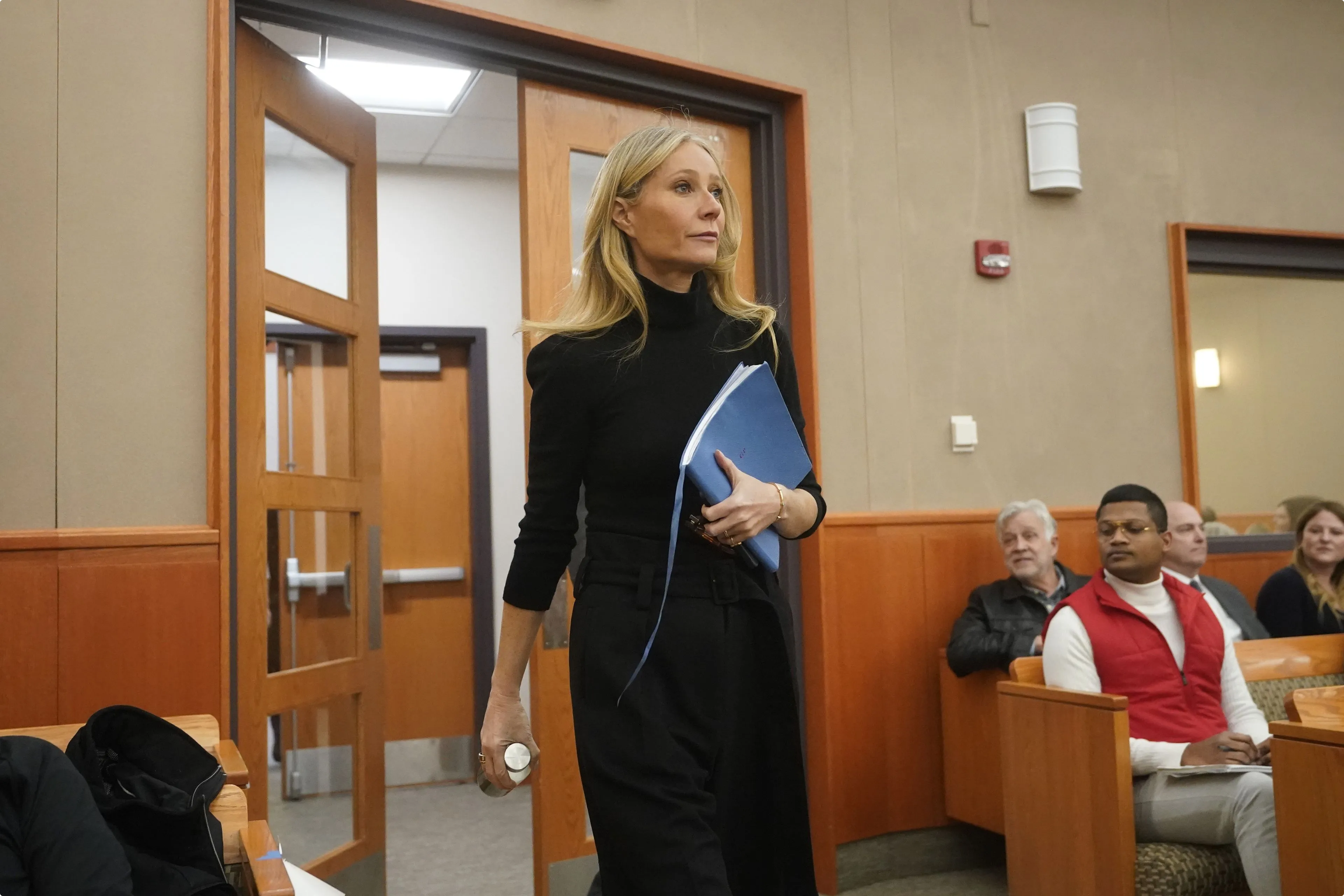 Gwyneth Paltrow komt de rechtszaal binnen voor haar proces, waar ze wordt beschuldigd van een aanrijding met een skiër tijdens een familieskivakantie in 2016, waarbij hij hersenschade en vier gebroken ribben opliep in Park City, Utah - Bron: ANP