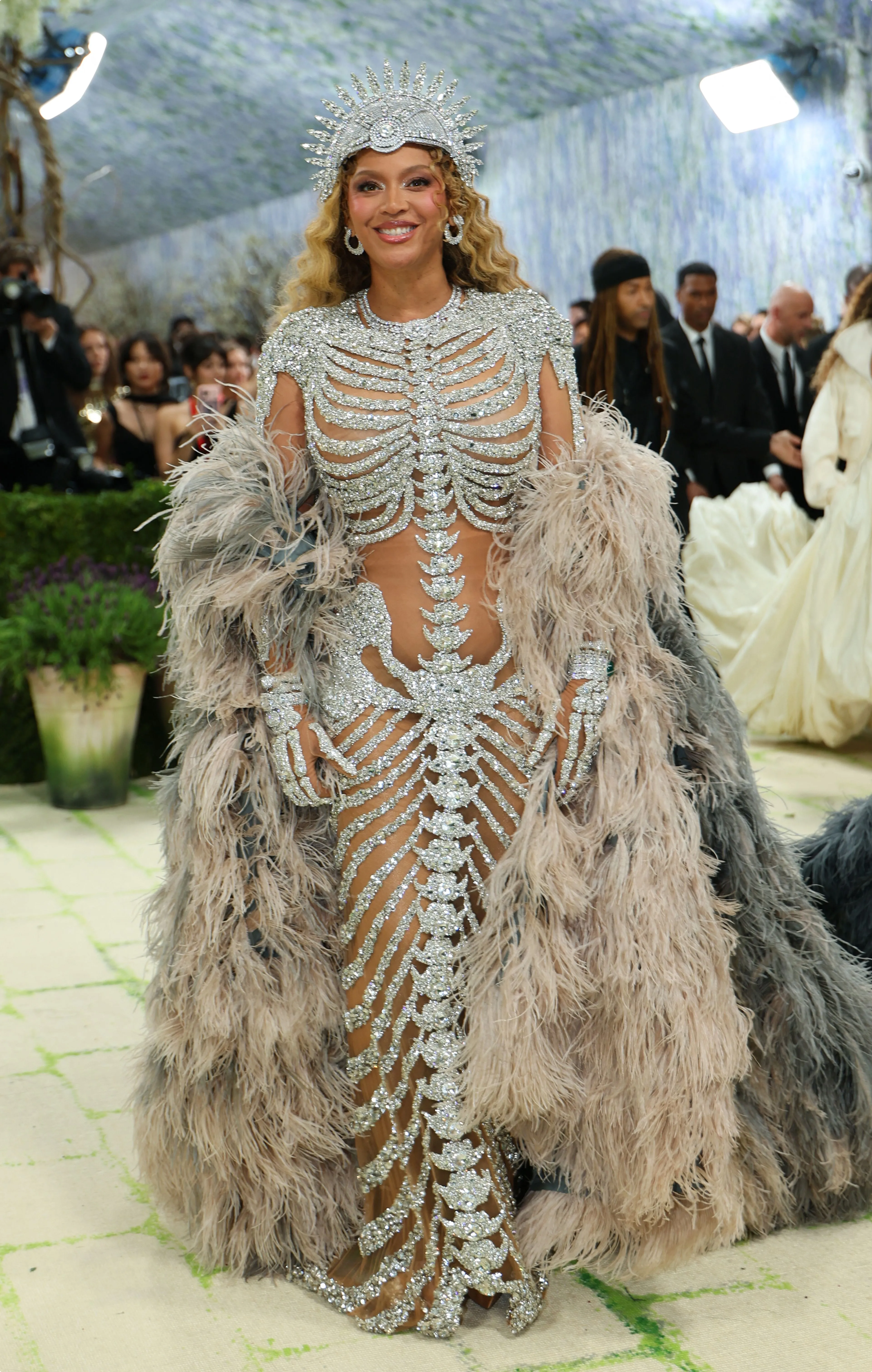Beyoncé verscheen na tien jaar weer bij het Met Gala in een skeletkostuum - Bron: ANP