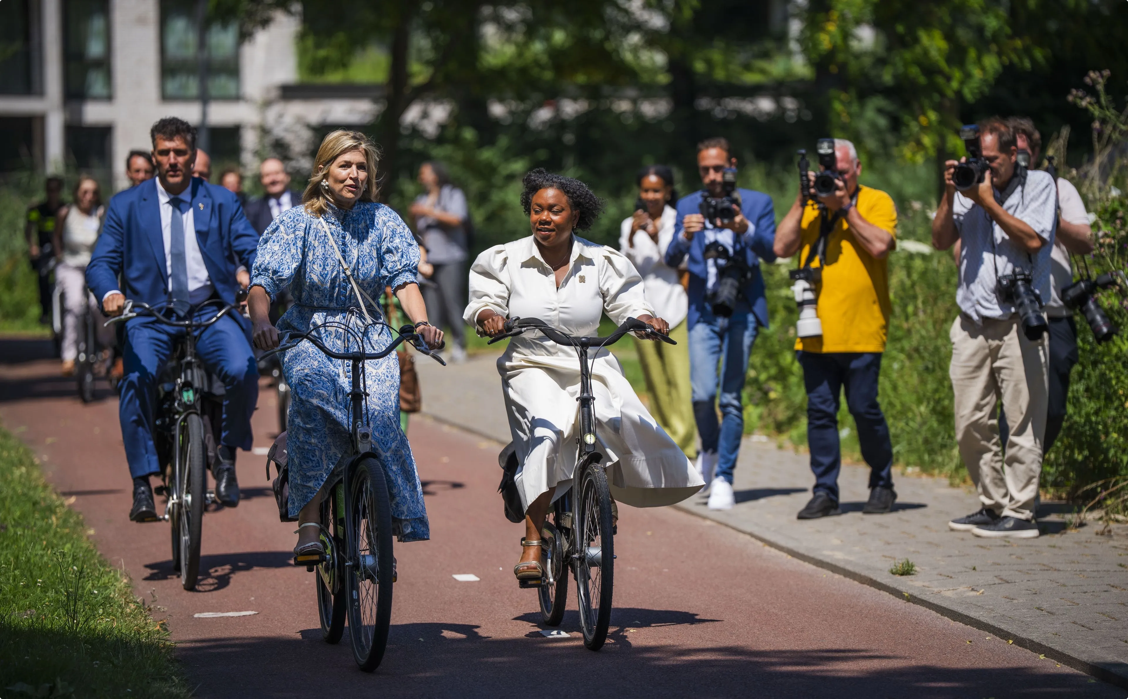 Koningin Máxima fietsend door Amsterdam-Zuidoost (ANP)