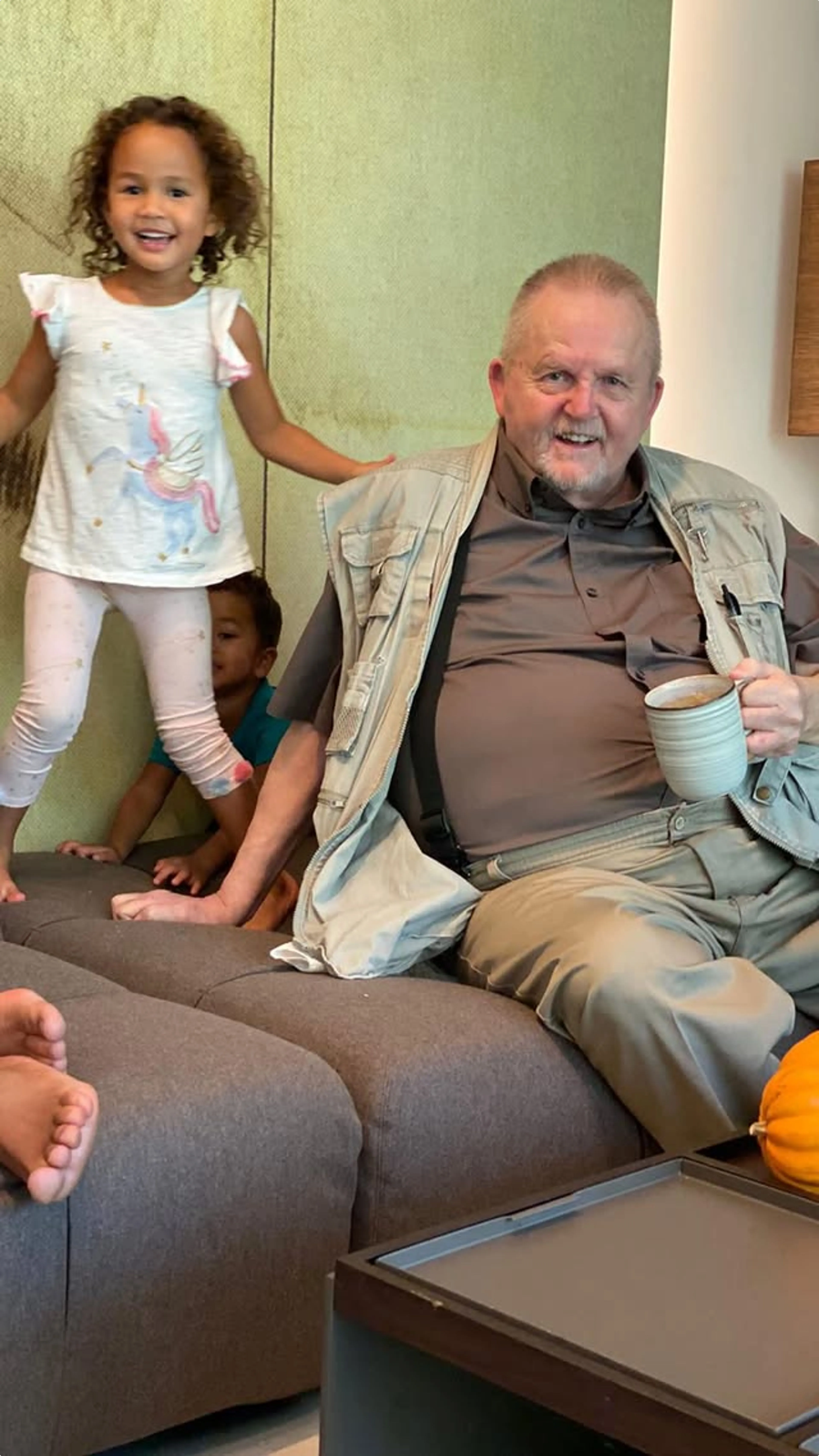 Chrissy Teigen met vader Ron en kinderen (@Instagram).