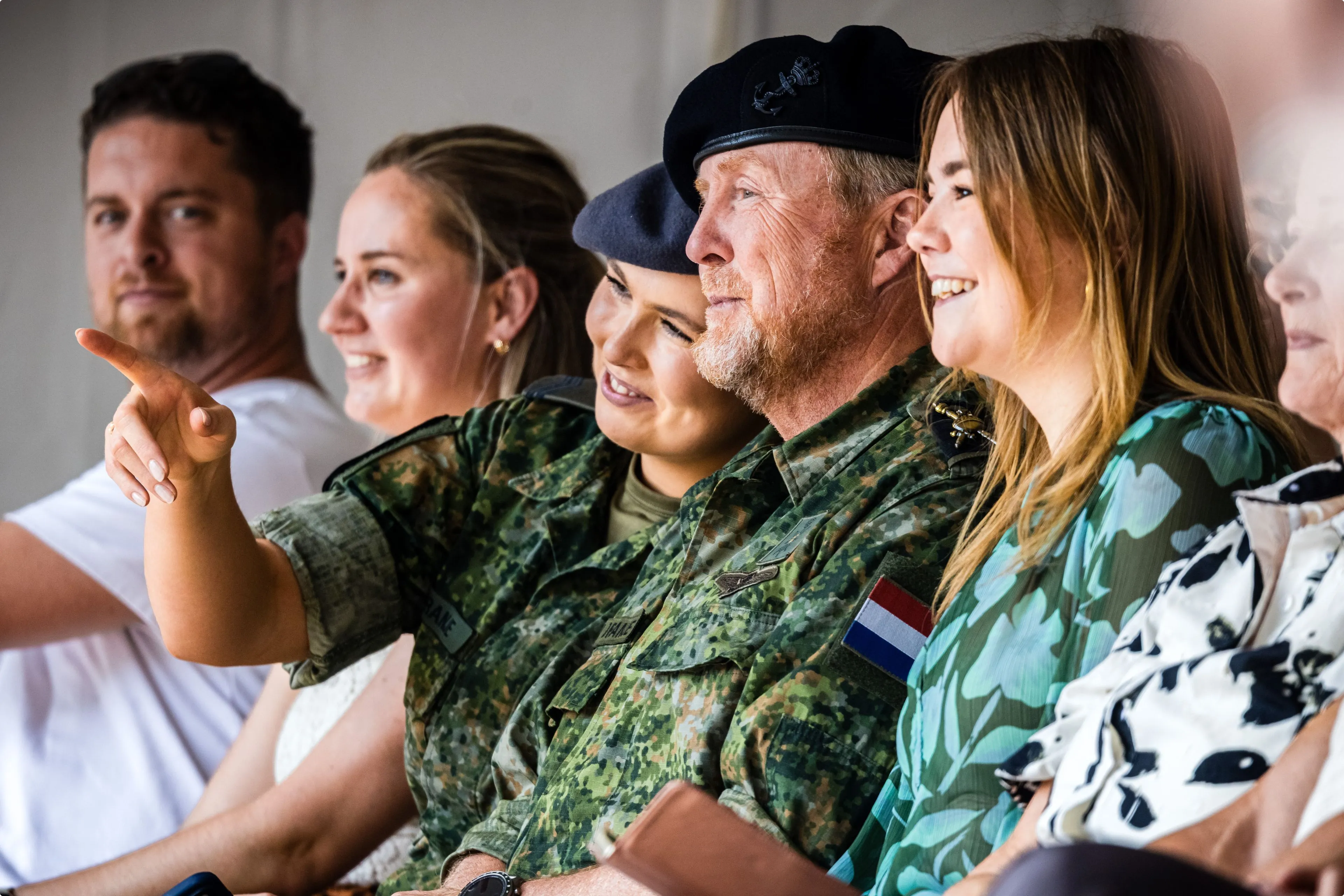 Koning Willem-Alexander, prinses Amalia en prinses Ariane tijdens de uitreiking van een baret op de kazerne van de Koninklijke Militaire Academie (KMA) in Breda - ANP
