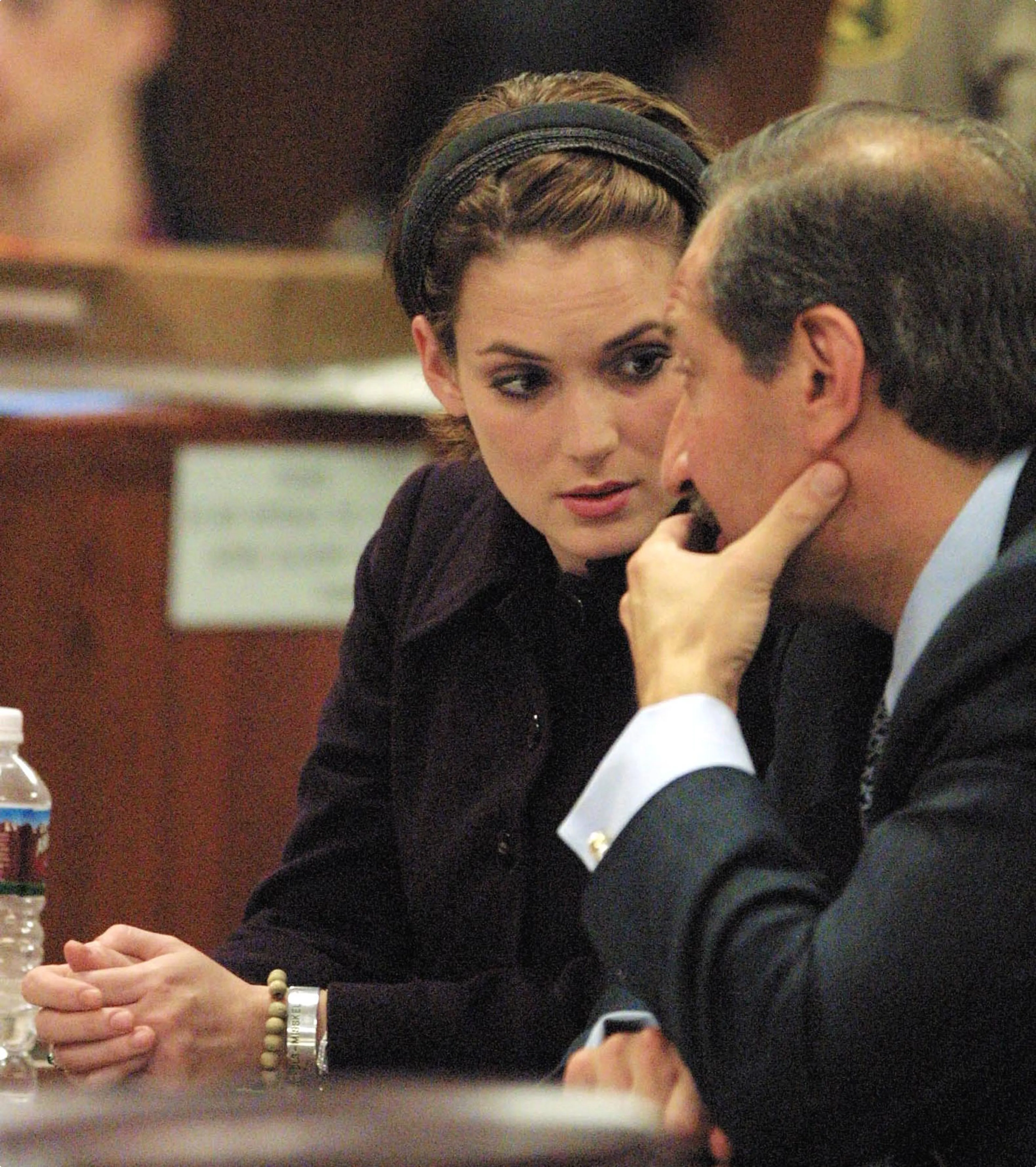 Hollywoodster Winona Ryder (links) overlegt met haar advocaat Mark Geragos (rechts) in het gerechtsgebouw van Beverly Hills na de uitspraak in haar winkeldiefstalzaak - Bron: ANP