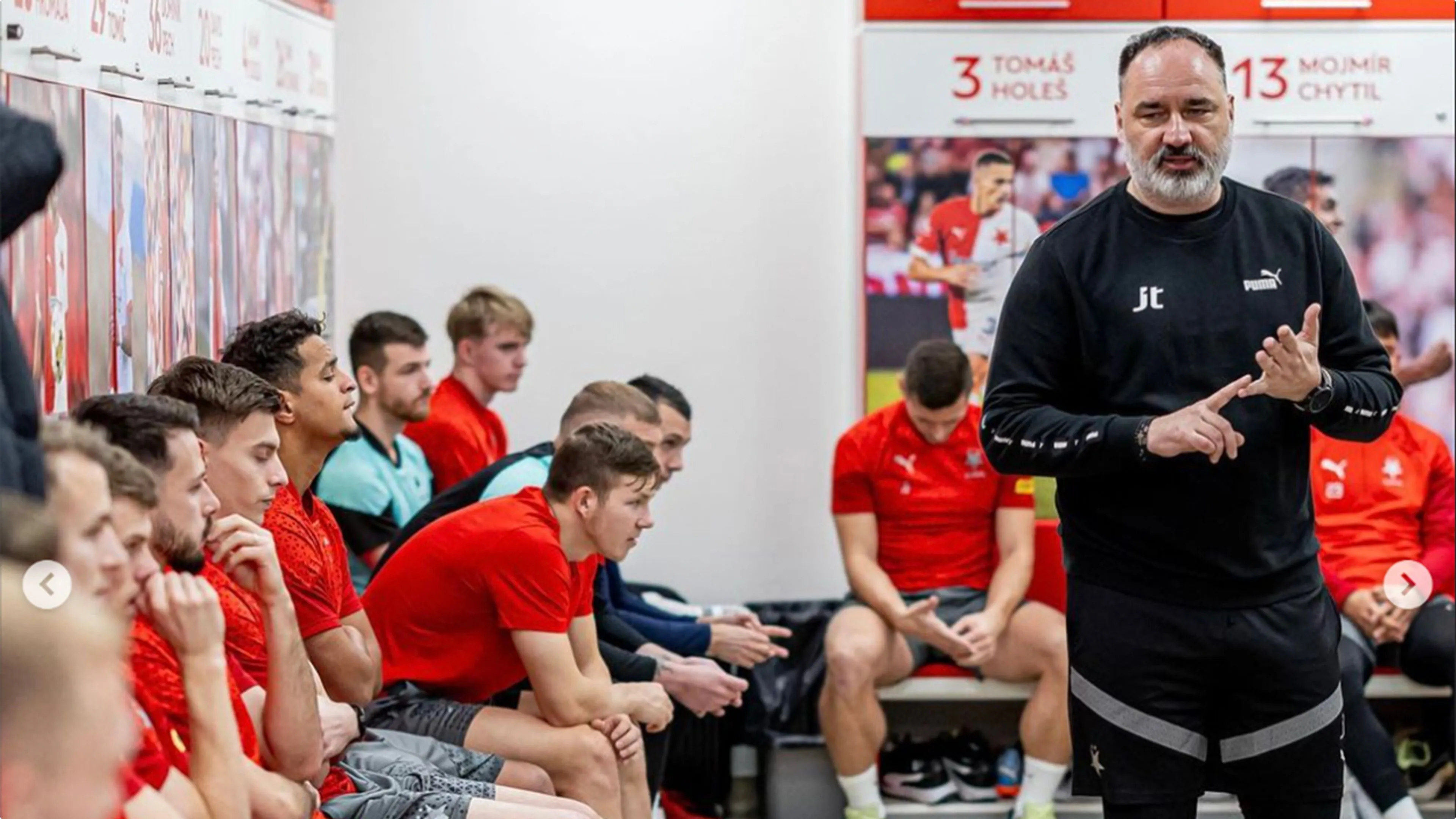Ihattaren (links) in de kleedkamer van Slavia Praag. Beeld: Instagram Slavia Praag.