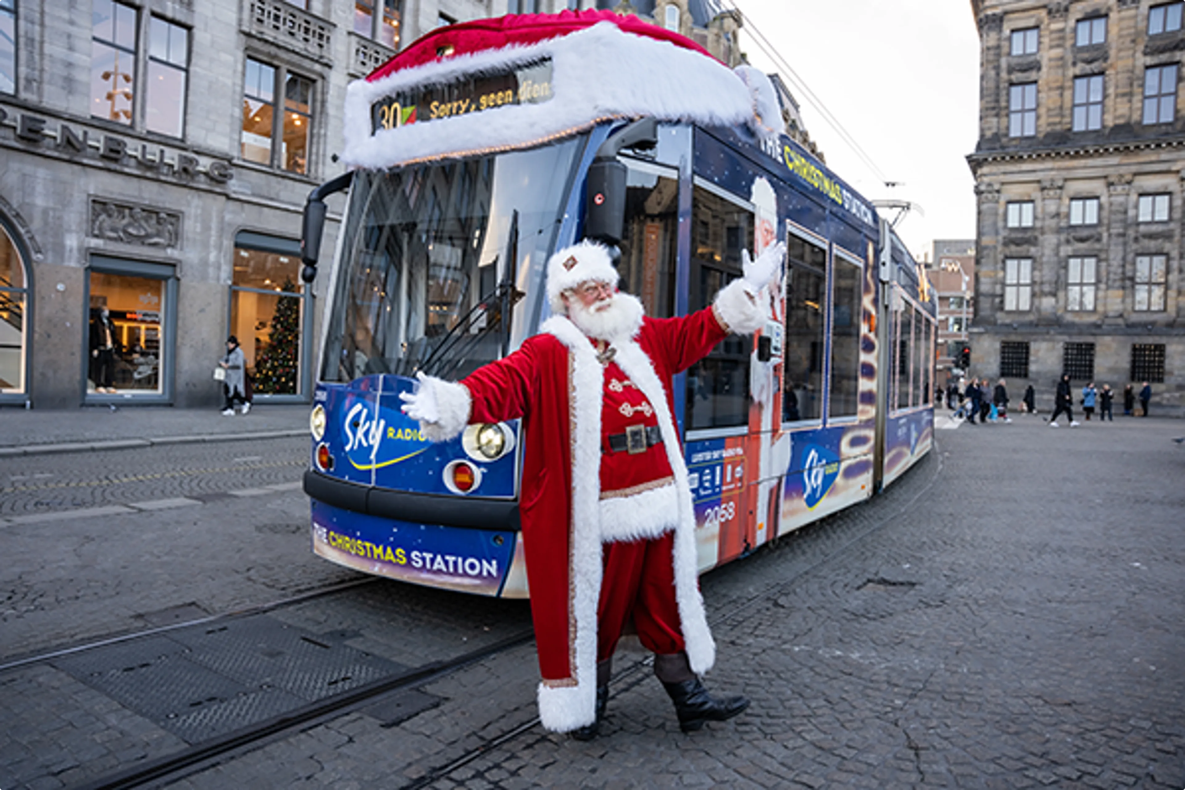 De Sky Radio kerstman en de kersttram in Amsterdam.