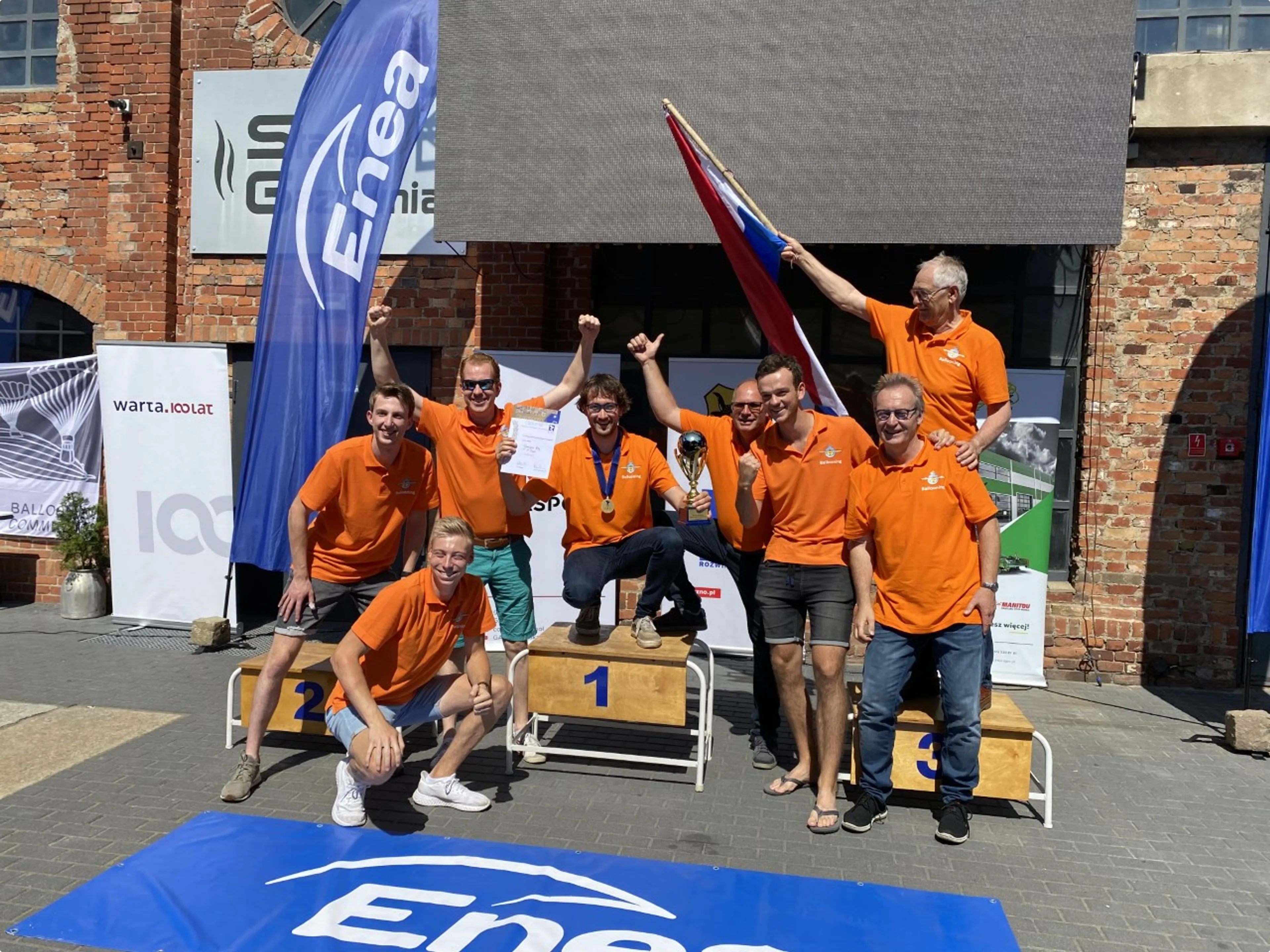 Het Nederlandse team ballonvaren.