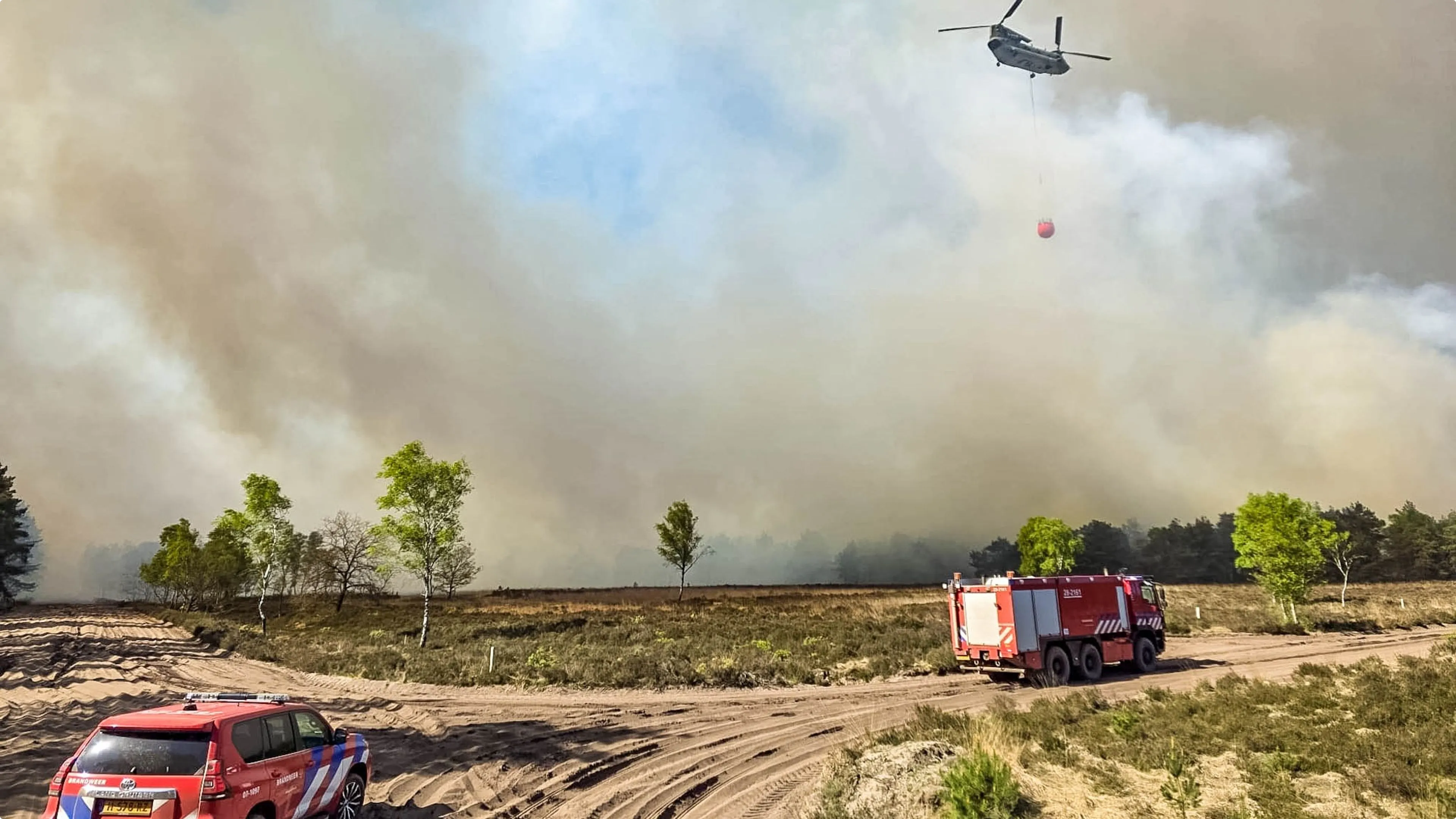 Meer dan vierhonderd brandweermensen zijn op de been. Foto: SPS Media