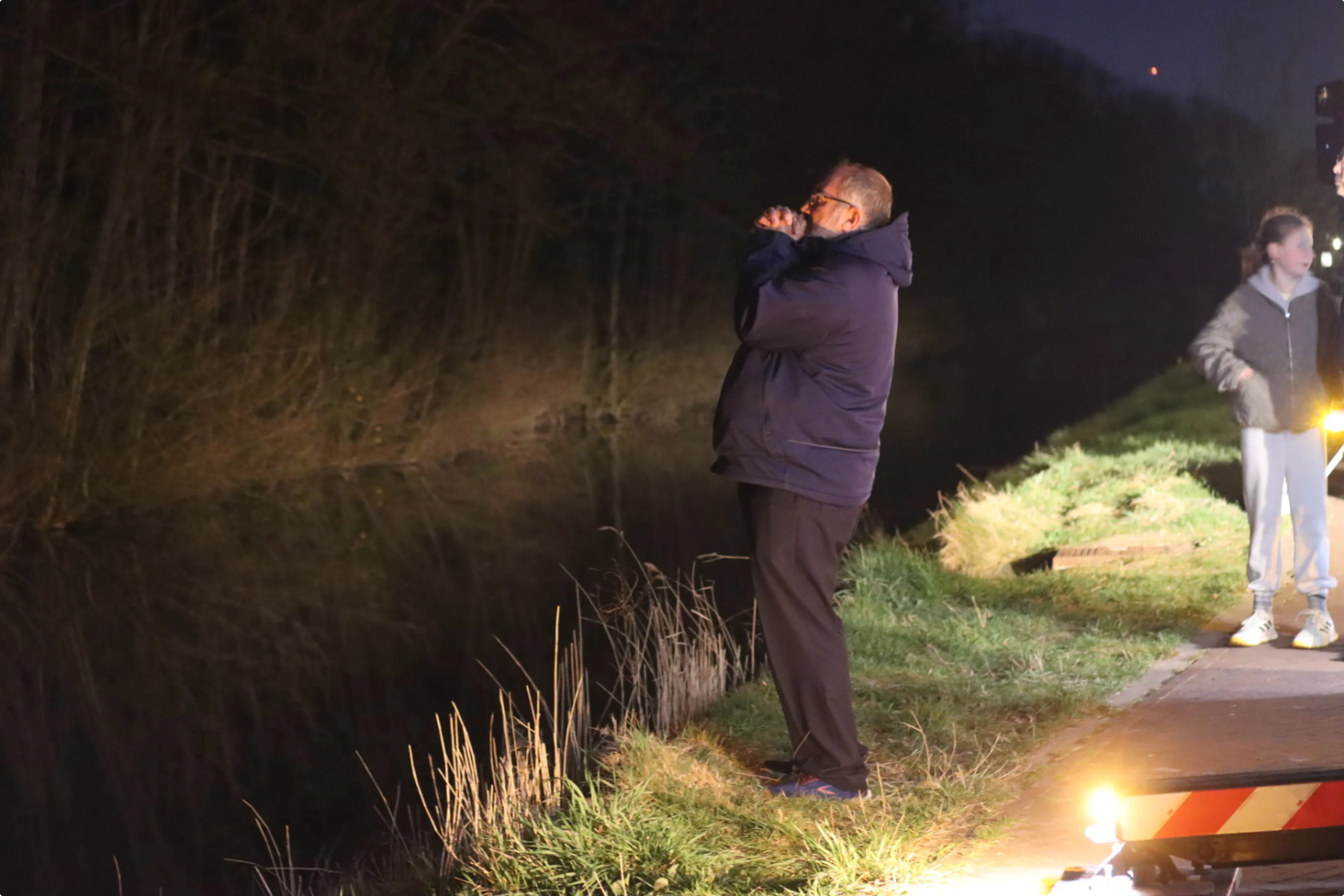 Azad bidt dat alles weer goedkomt. Beeld: Flashlight Fotografie