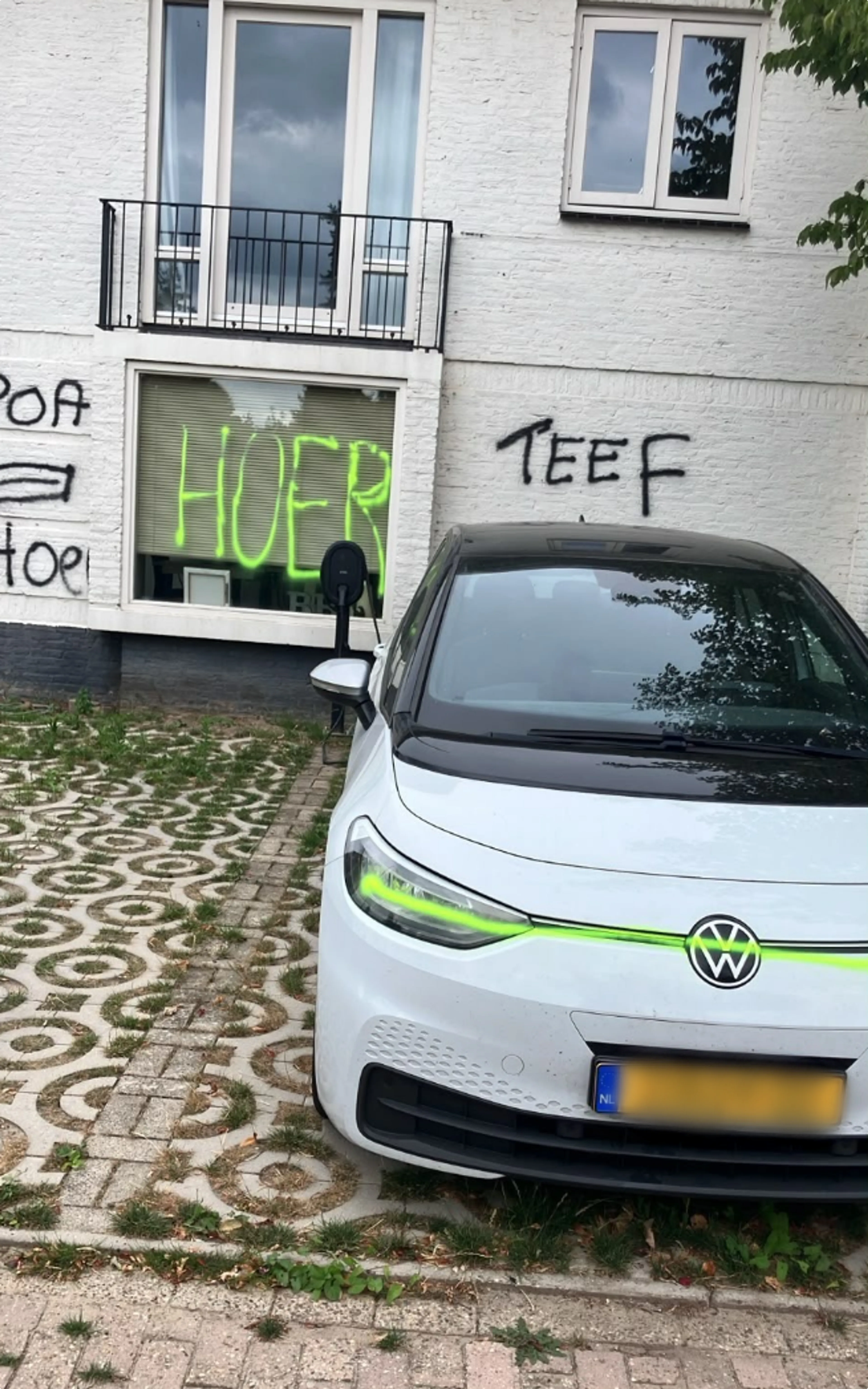 Een deel van de bekladdingen aan het adres van voorstanders van een azc in de buurt.Beeld: Ingestuurd beeld