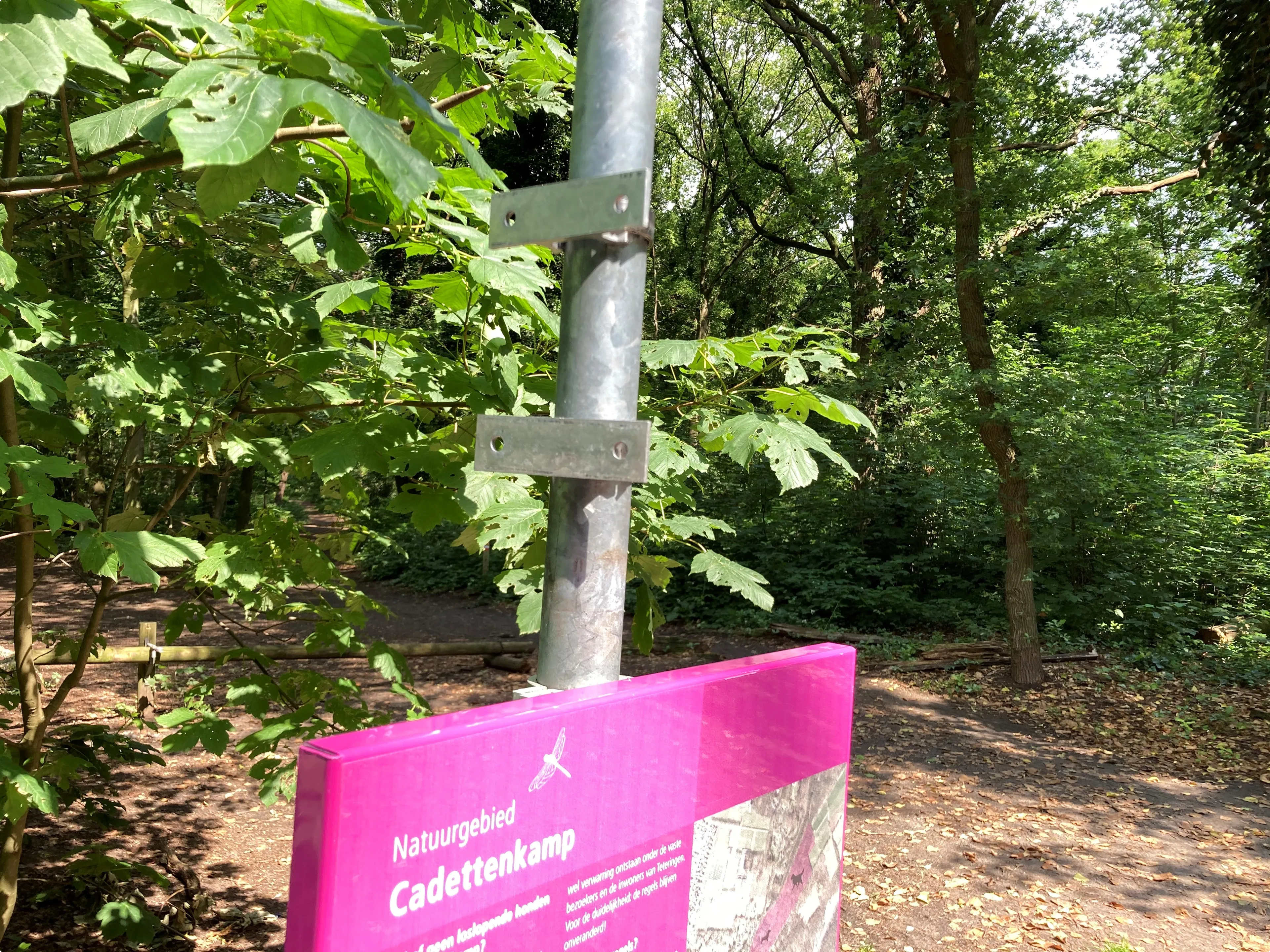 De bevestigingsbouten zitten nog aan de paal waar het bordje was bevestigd.