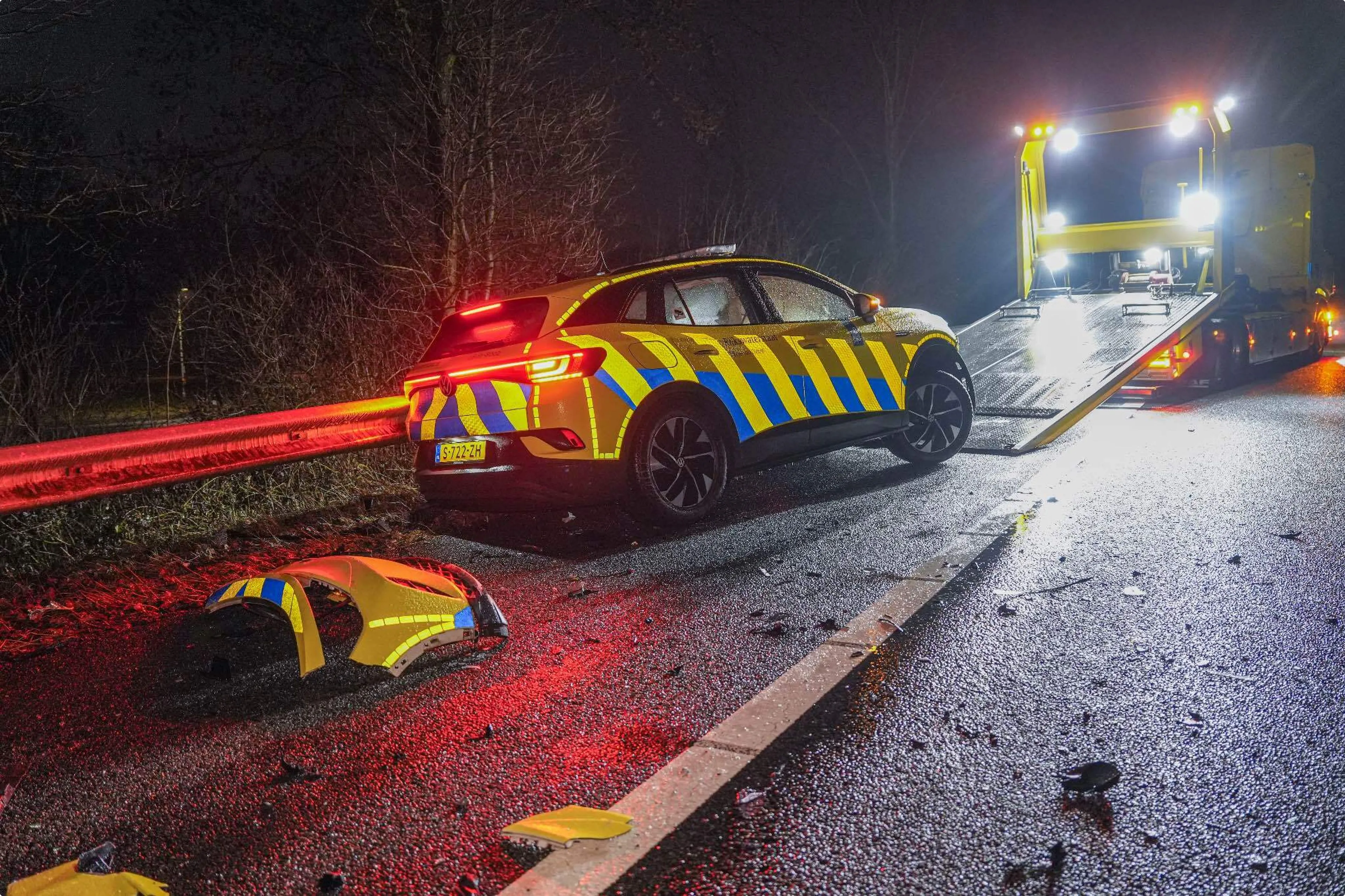 Auto Rijkswaterstaat betrokken bij ongeluk op A7 bij Kolham. Beeld: Persbureau Meter