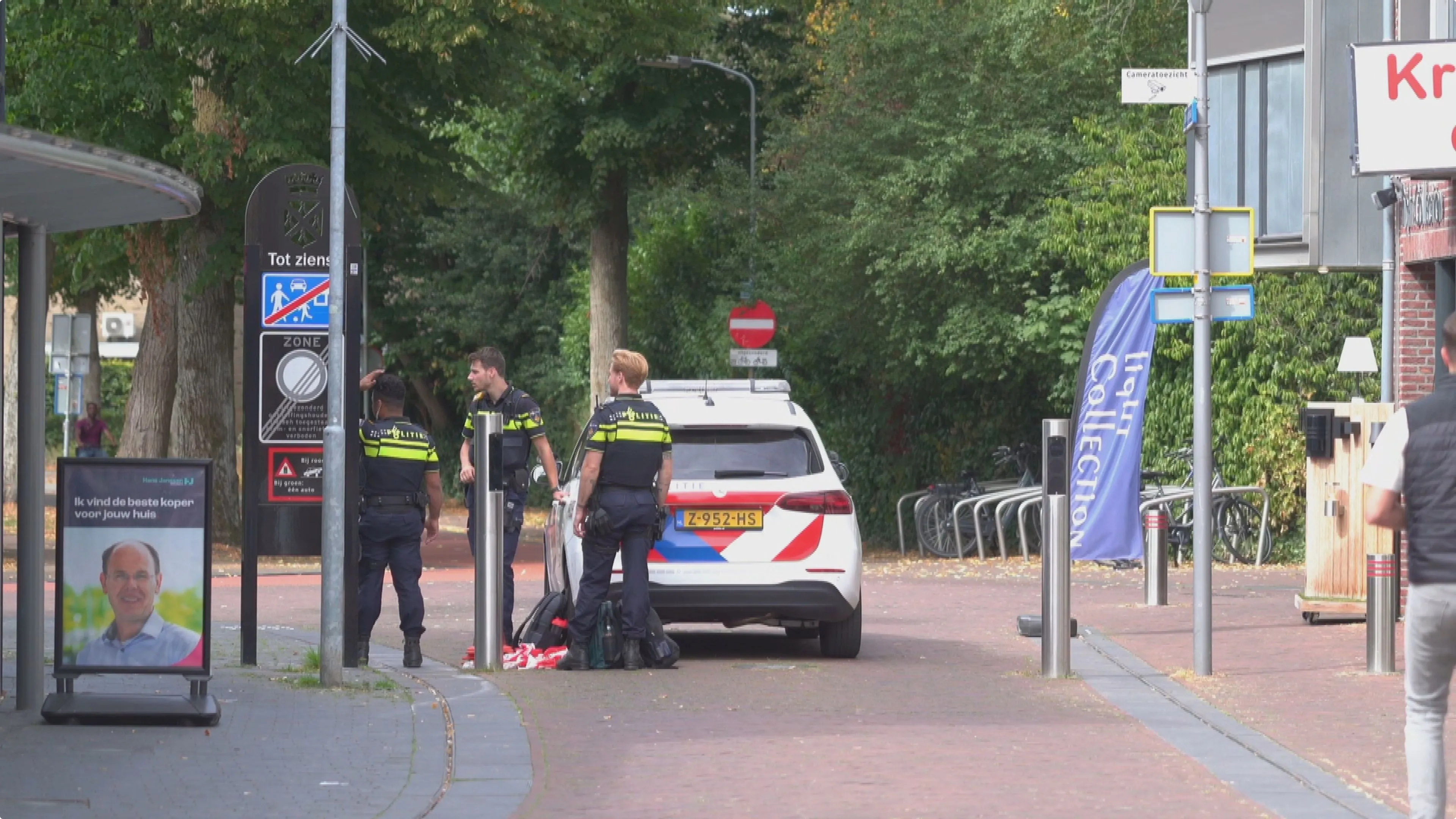 Politie doet ook woensdagmiddag nog onderzoek in de straat. Beeld: Heitink