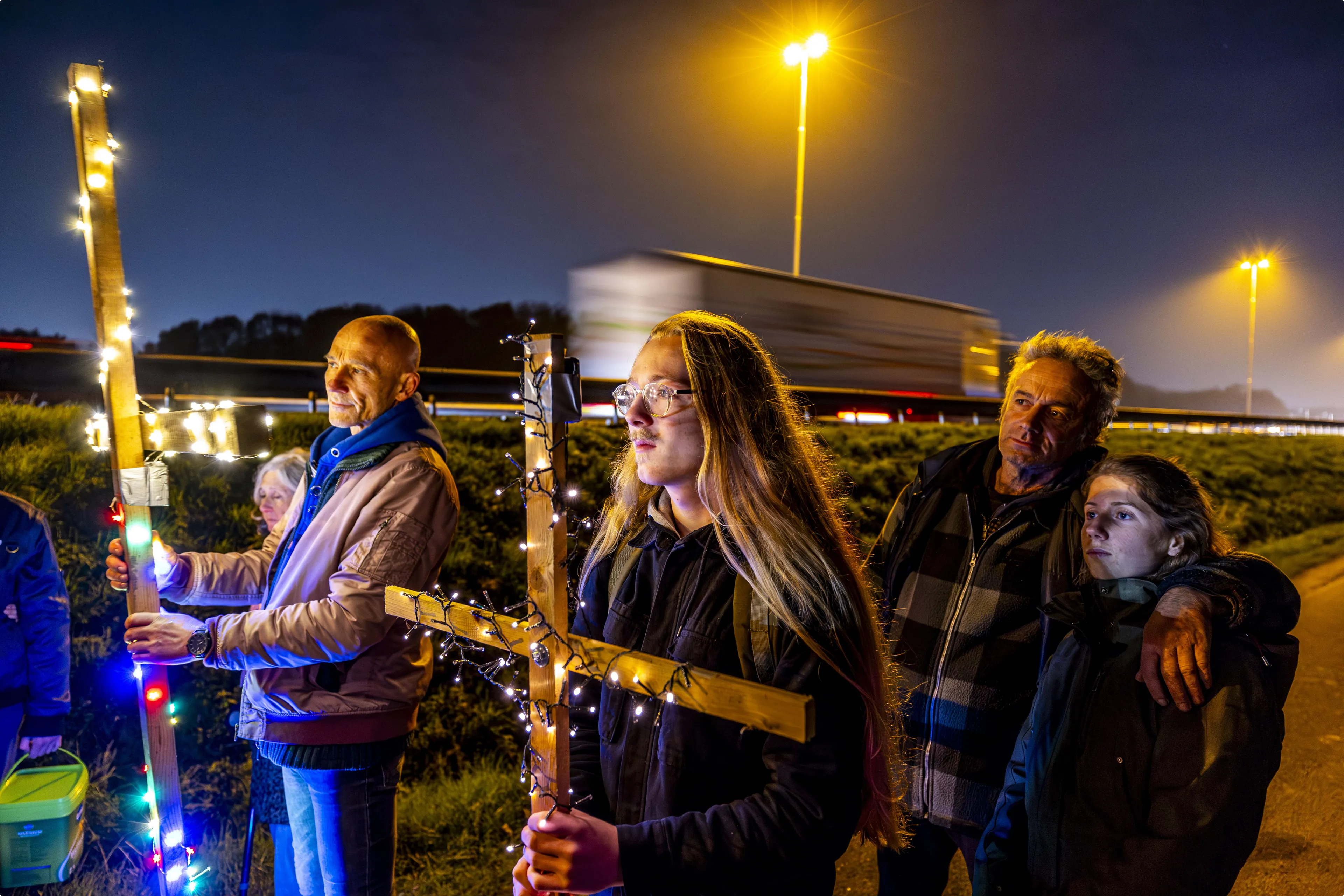 Actievoerders tijdens een stille tocht donderdag, om te protesteren tegen de sloop van de boerderij en de verbreding van de snelweg - foto: ANP/Marcel van Hoorn