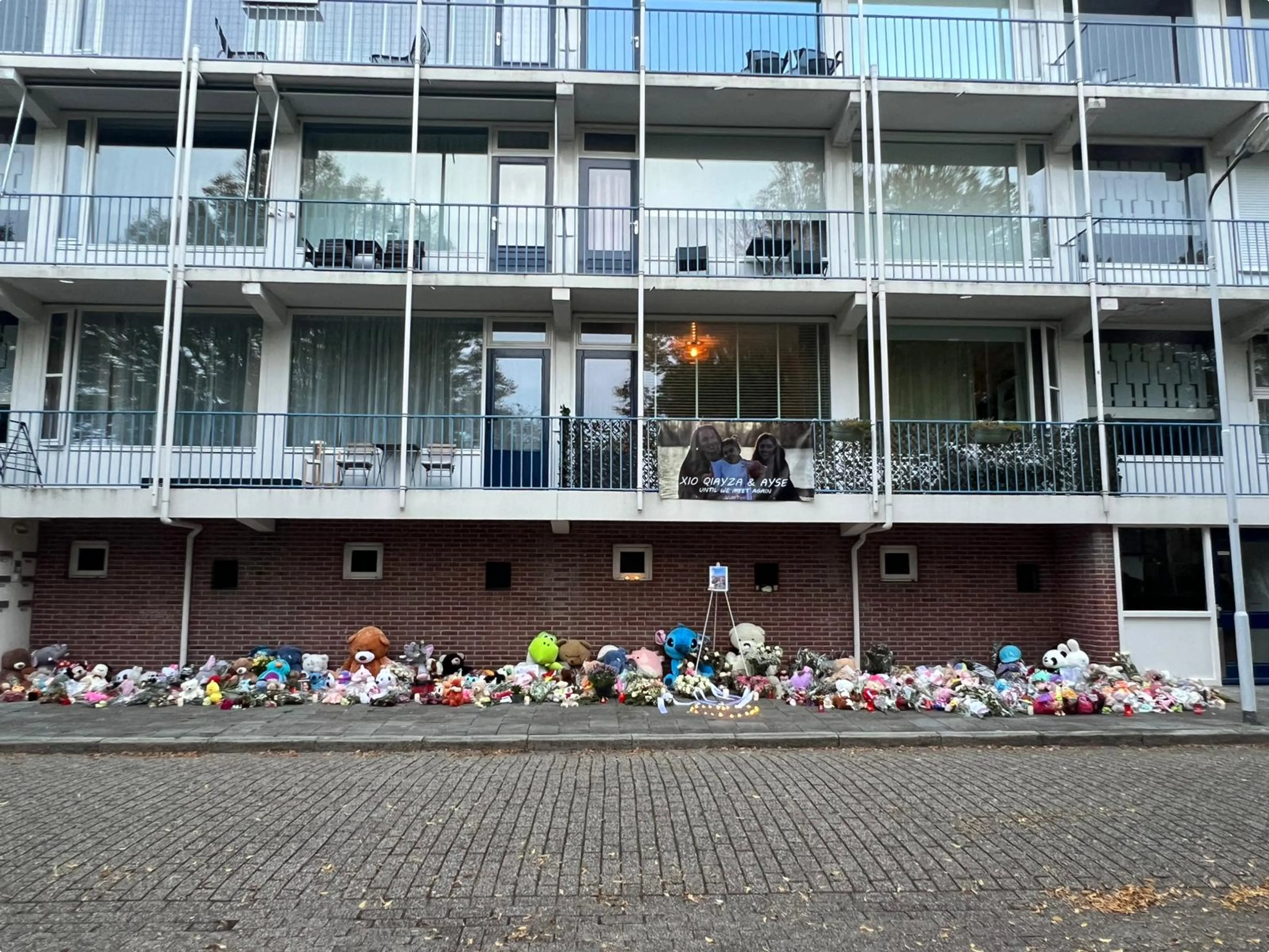 Een zee van knuffels bij de flat in Terneuzen. Beeld: Hart van Nederland.