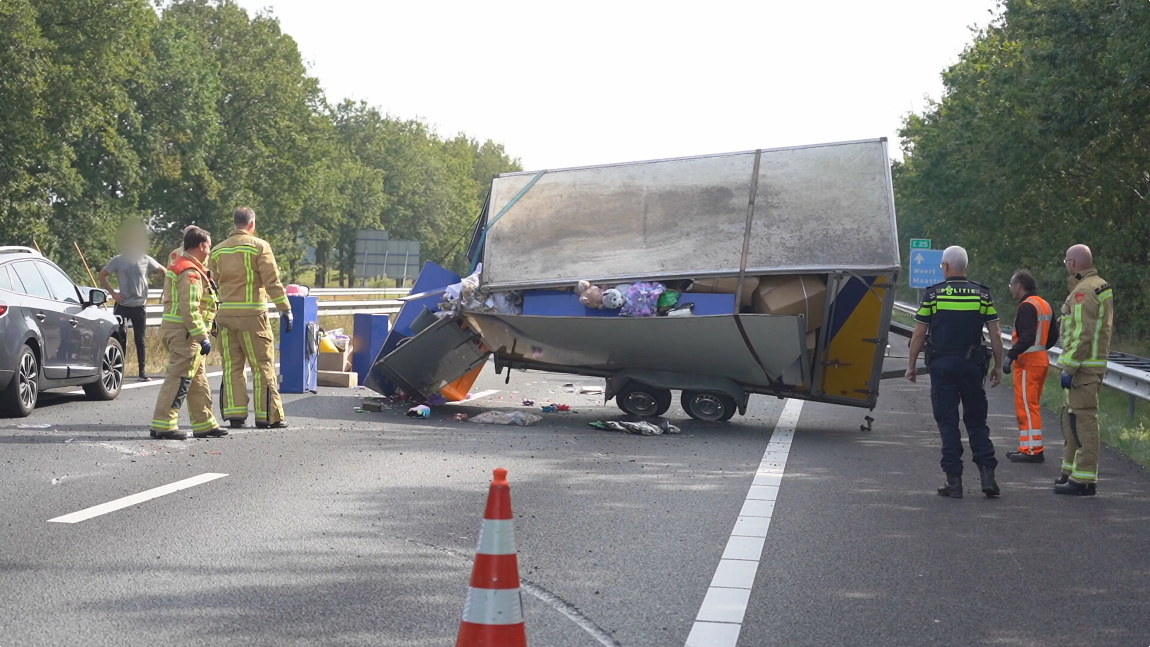 Beren op de snelweg bij Weert2 SQ Vision Mediaprodukties