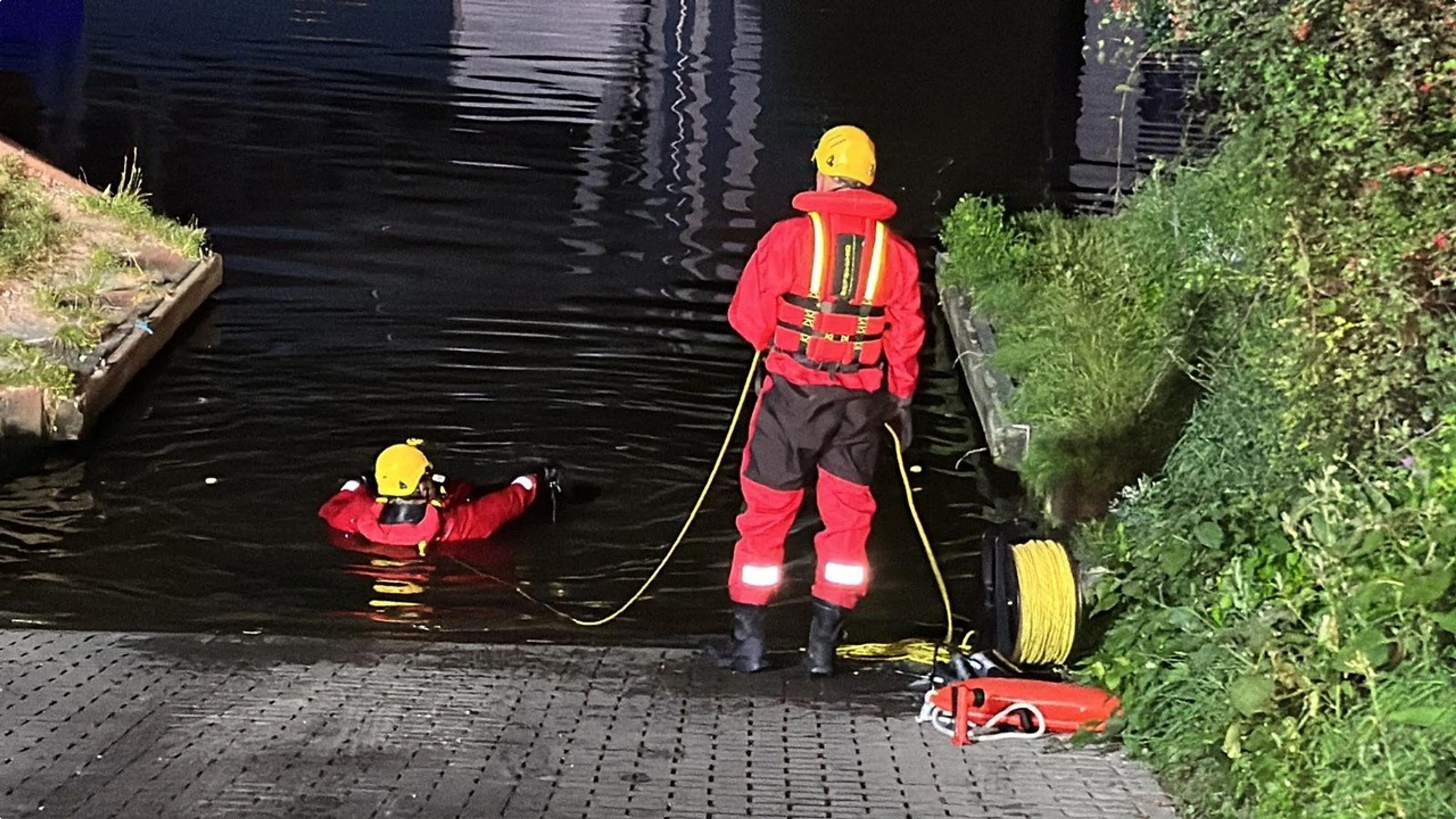 Auto belandt in water Maastricht na politieachtervolging, beeld: Track88