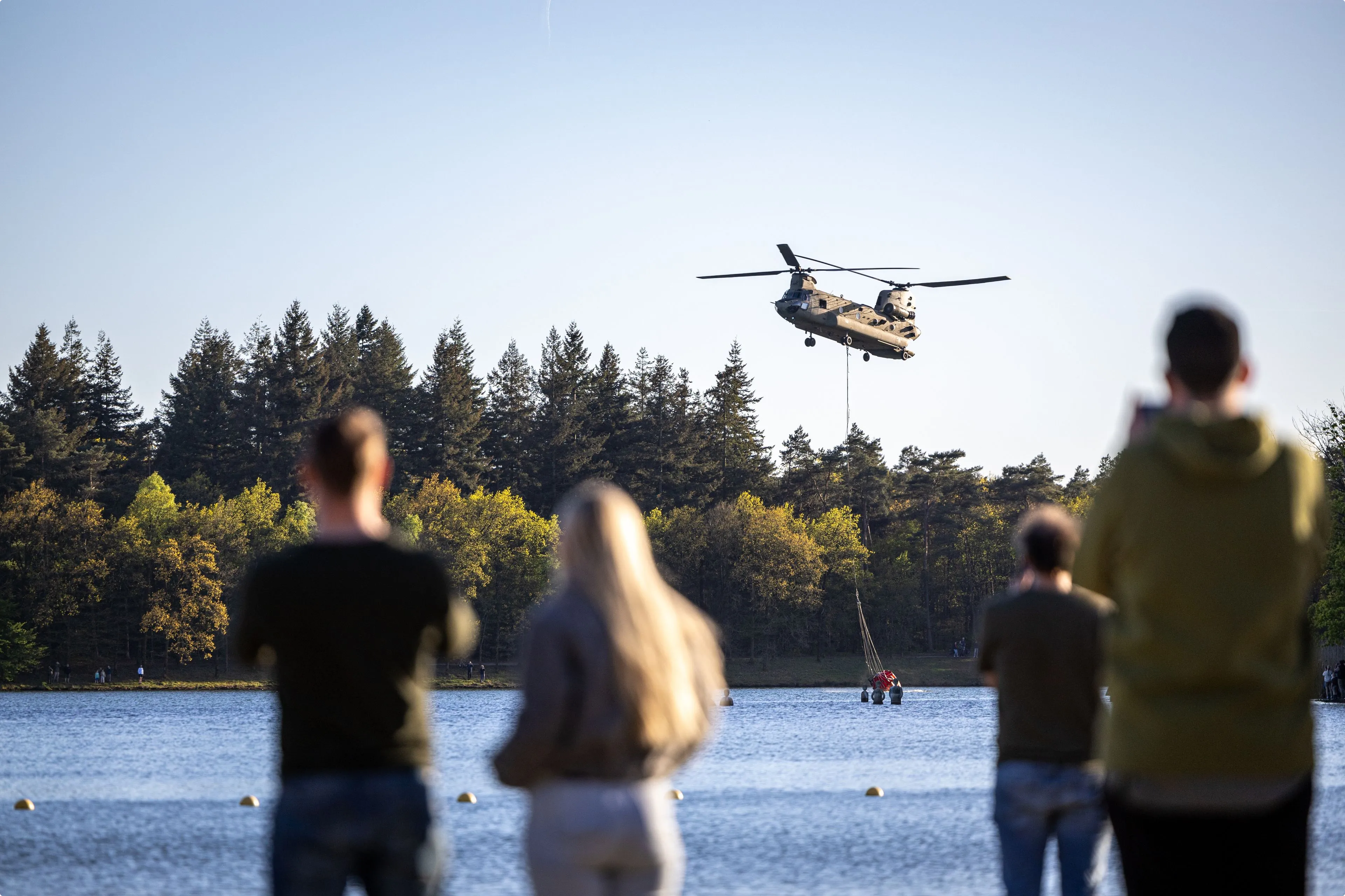 De Luchtmacht haalt met Bambi Buckets water op. Foto: ANP