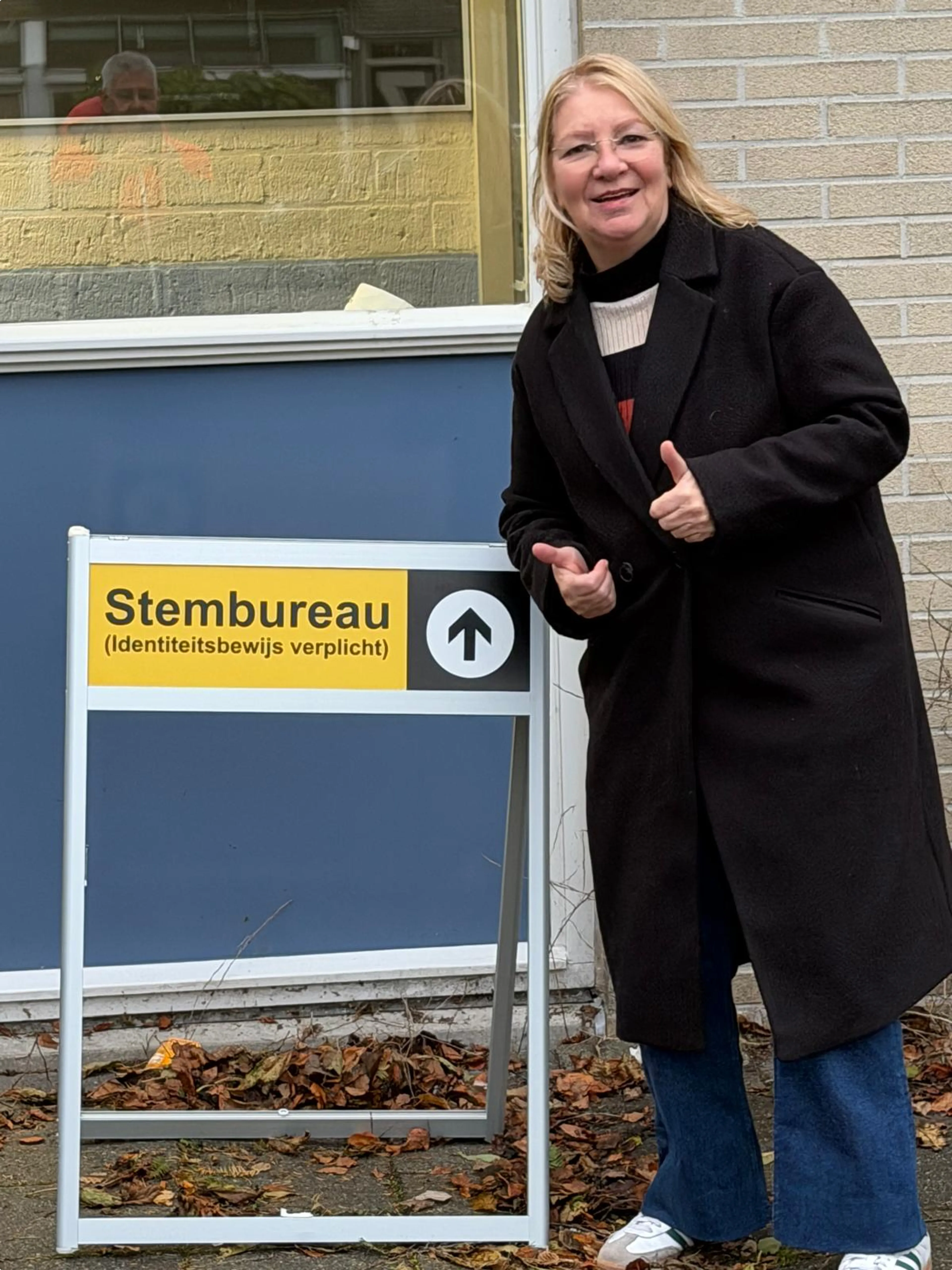 Paula stemt in Almere Buiten. 