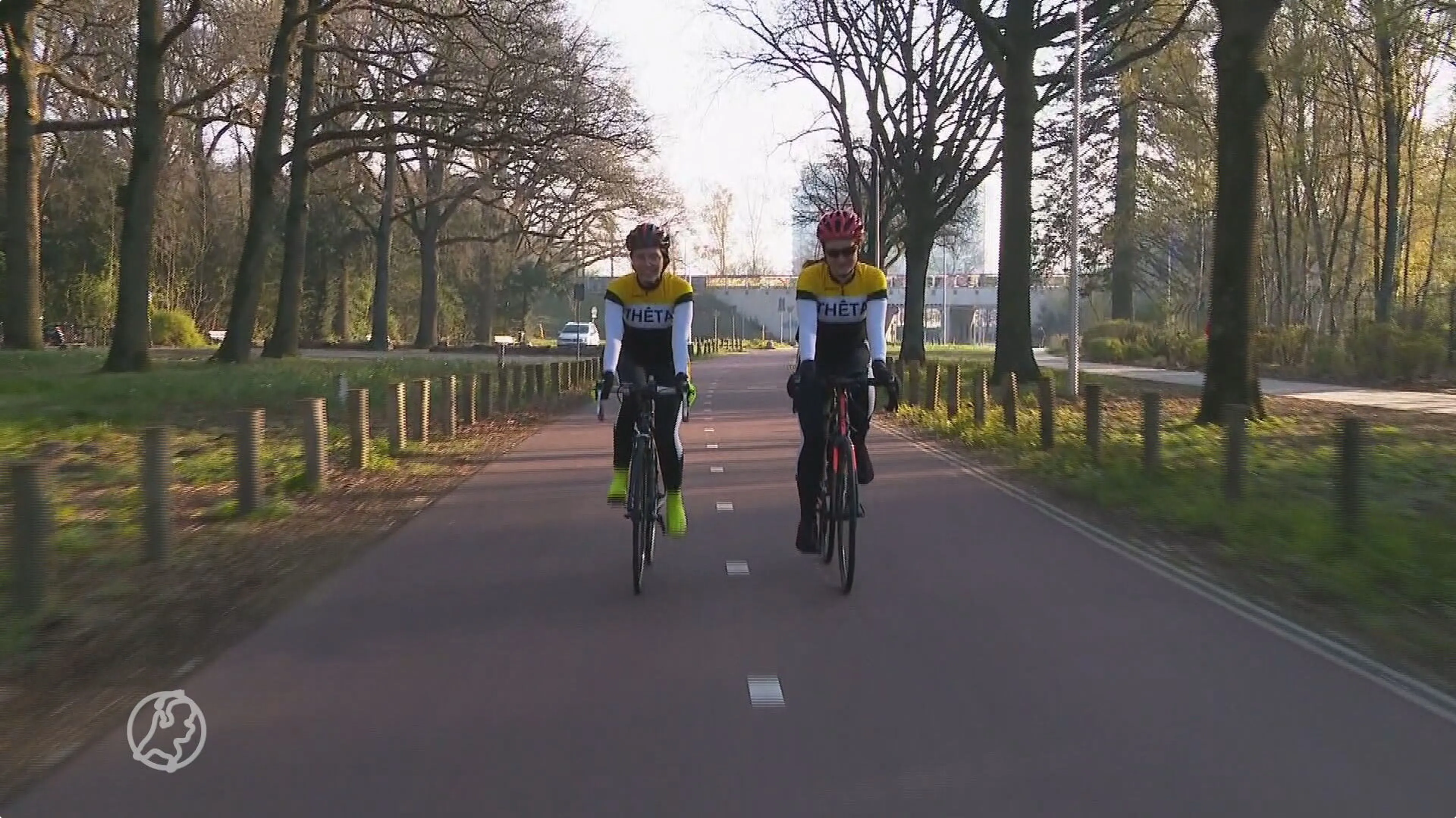 Studenten Els en Joanne fietsen hartje om geld bij elkaar te krijgen