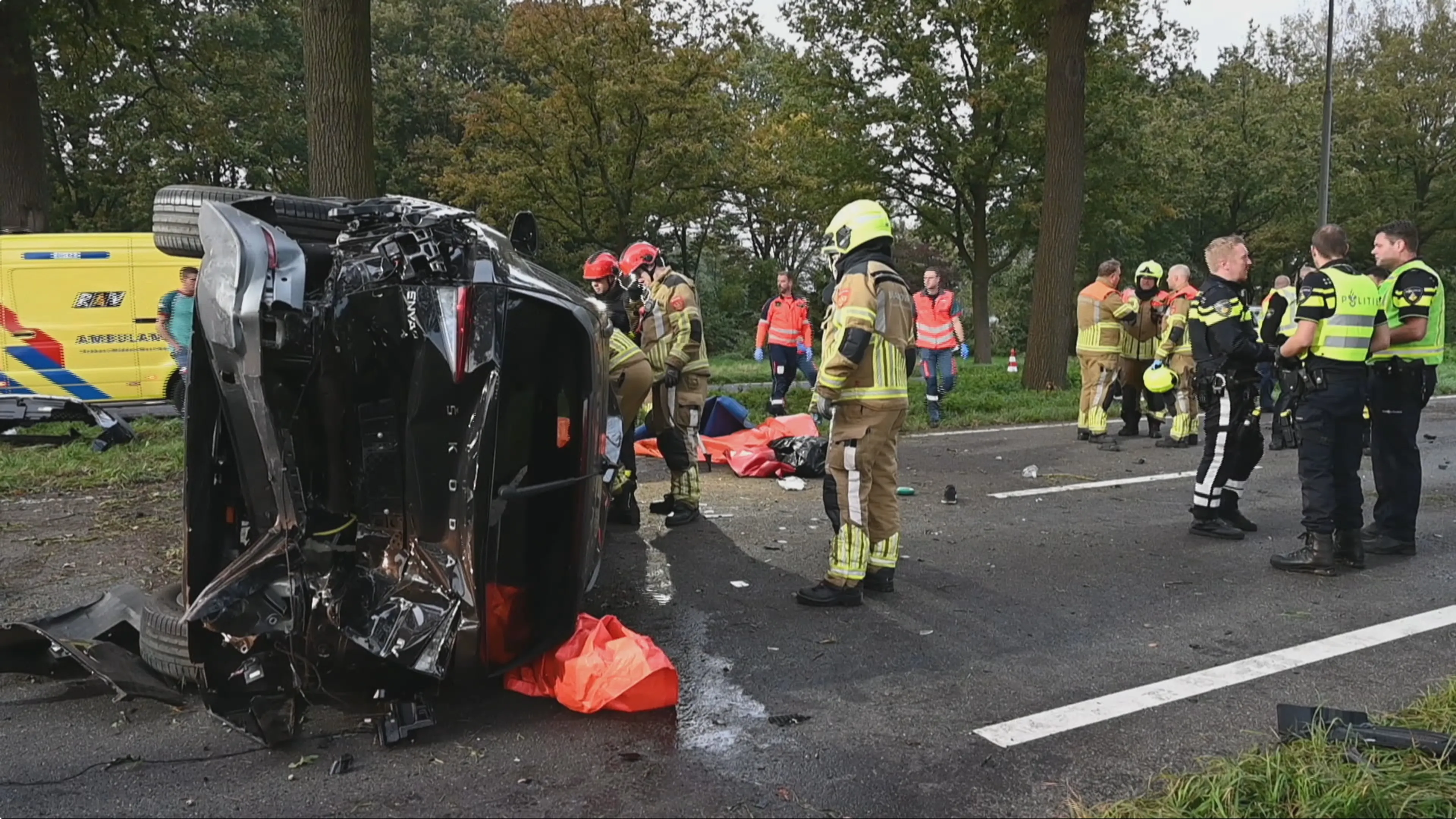 Door het ongeluk kwam een van de auto's op zijn kant terecht, Beeld: SQ Vision