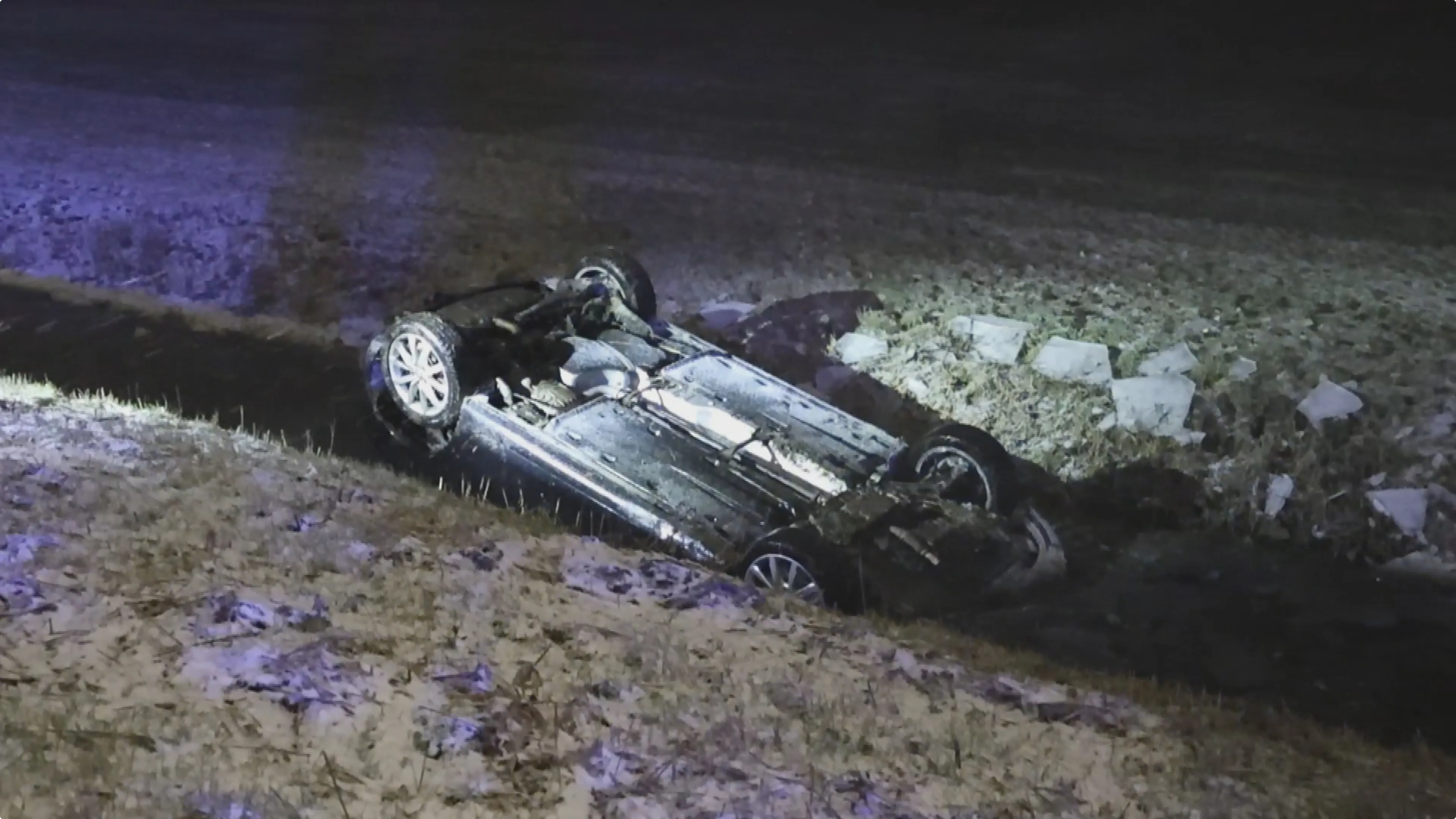 Auto over de kop in de sloot door gladheid in Wirdum. Beeld: CAMJO Media