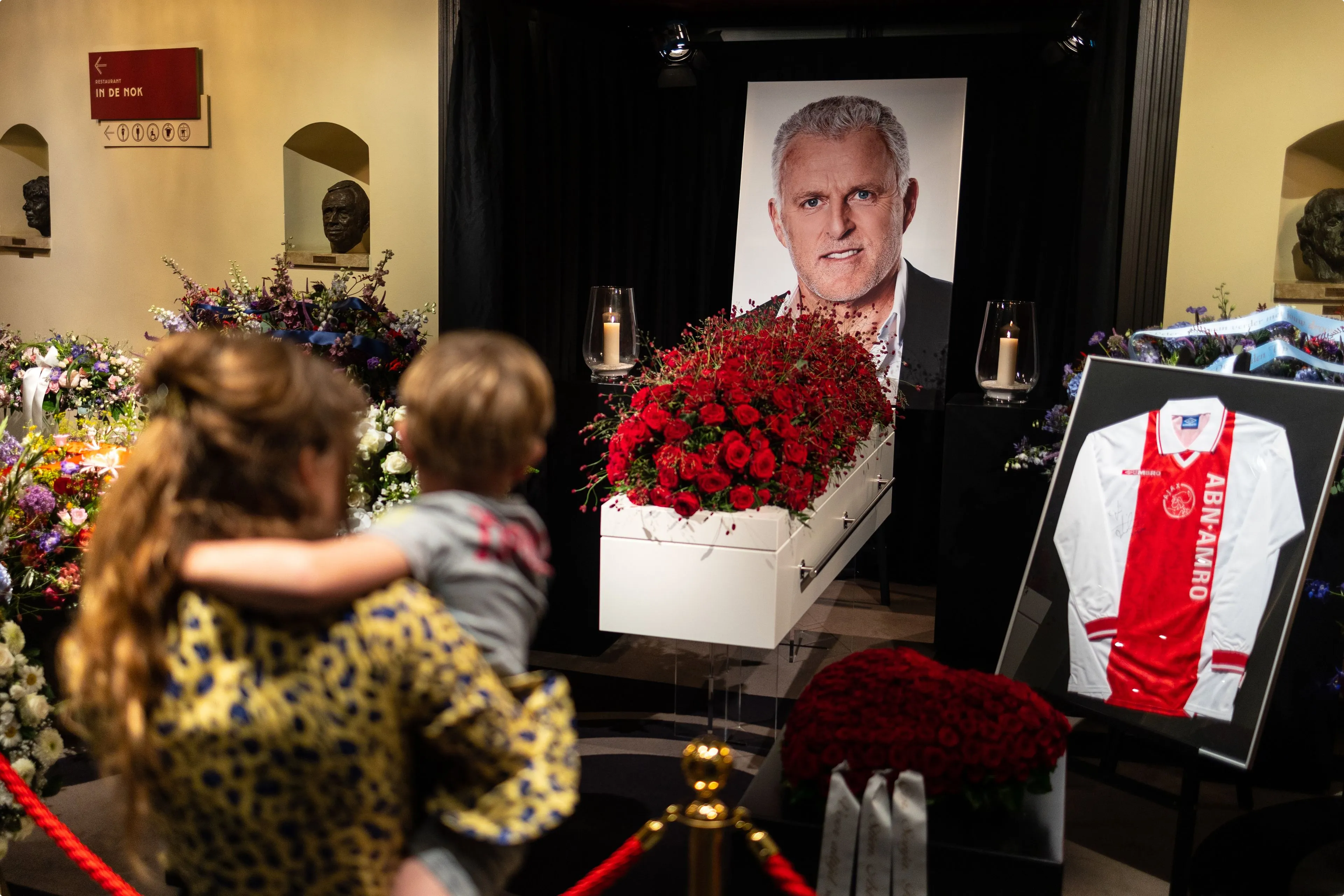 Bloemen bij kist Peter R. de Vries in Carré 3 BRON: RTL/Tom Cornelissen