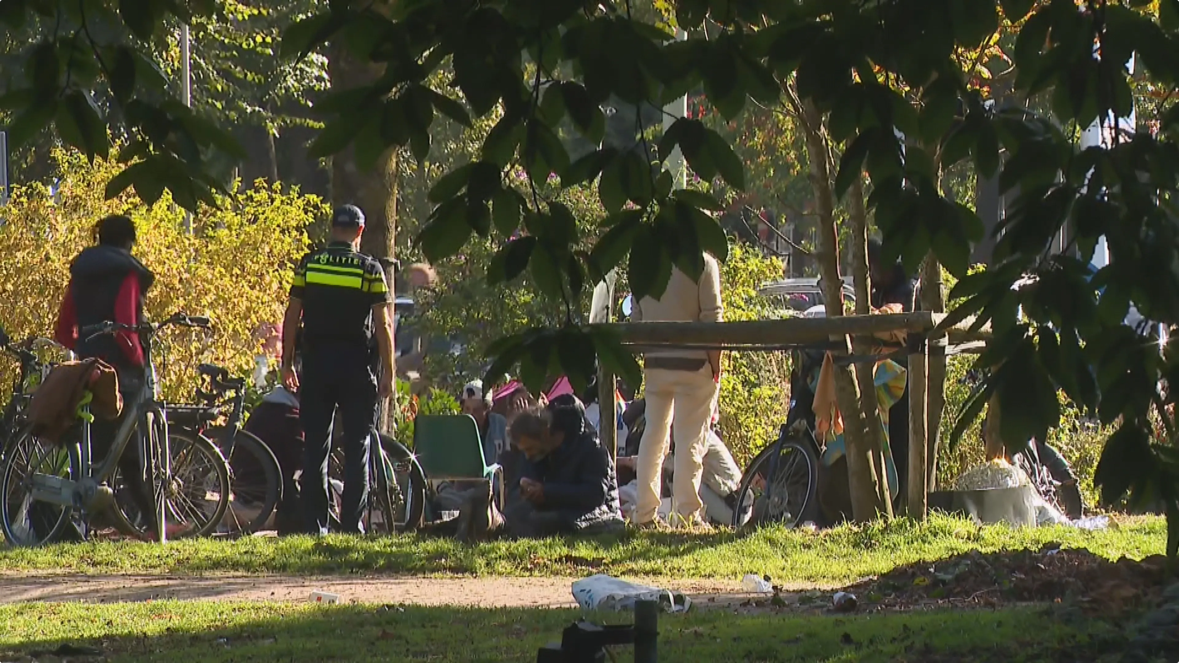 De politie komt opnieuw poolshoogte nemen bij het Keizer Karelplein. Beeld: Hart van Nederland