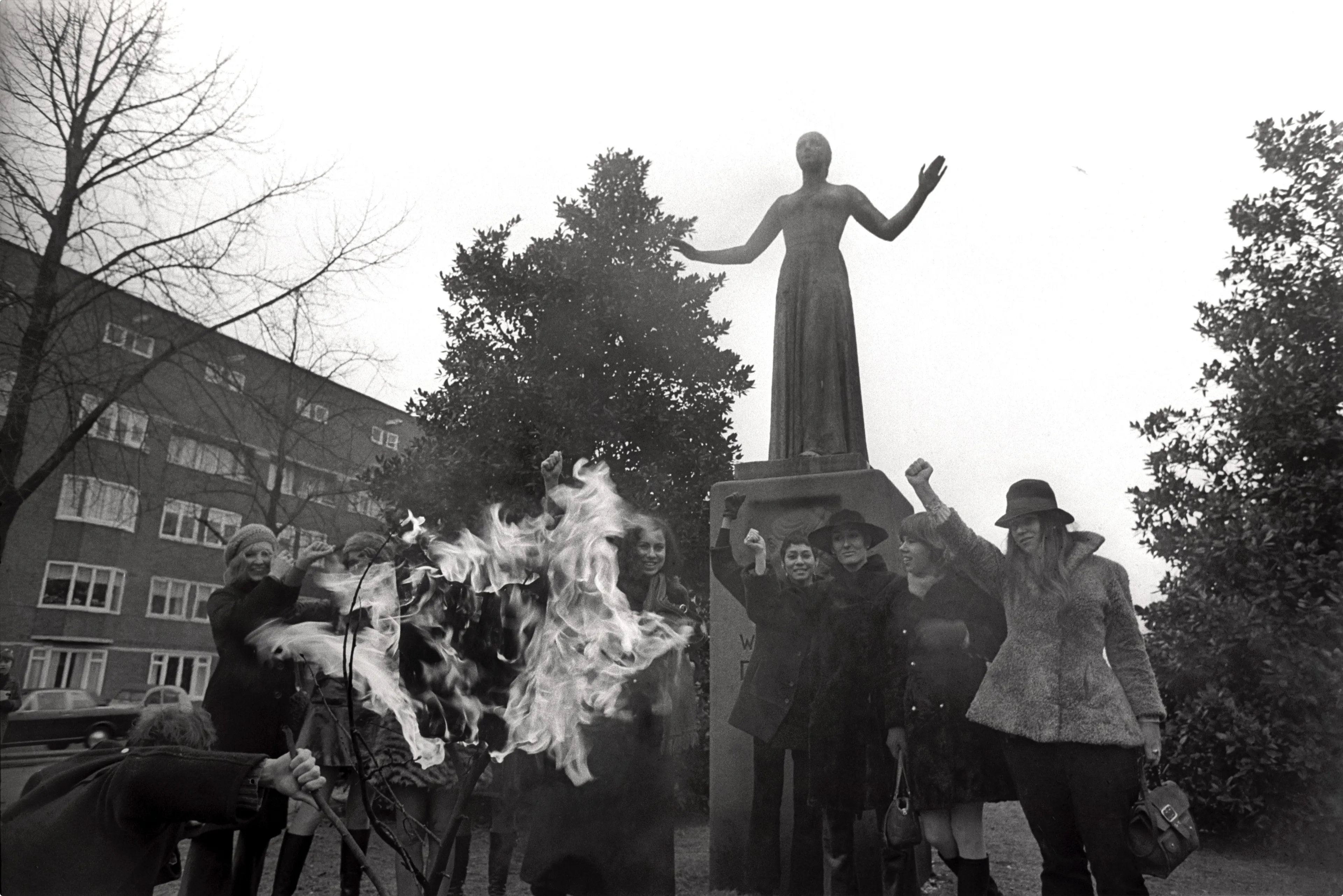 Op 23 januari 1970 verbranden leden van de actiegroep Dolle Mina voor het standbeeld van Wilhelmina Drucker, beeld: ANP