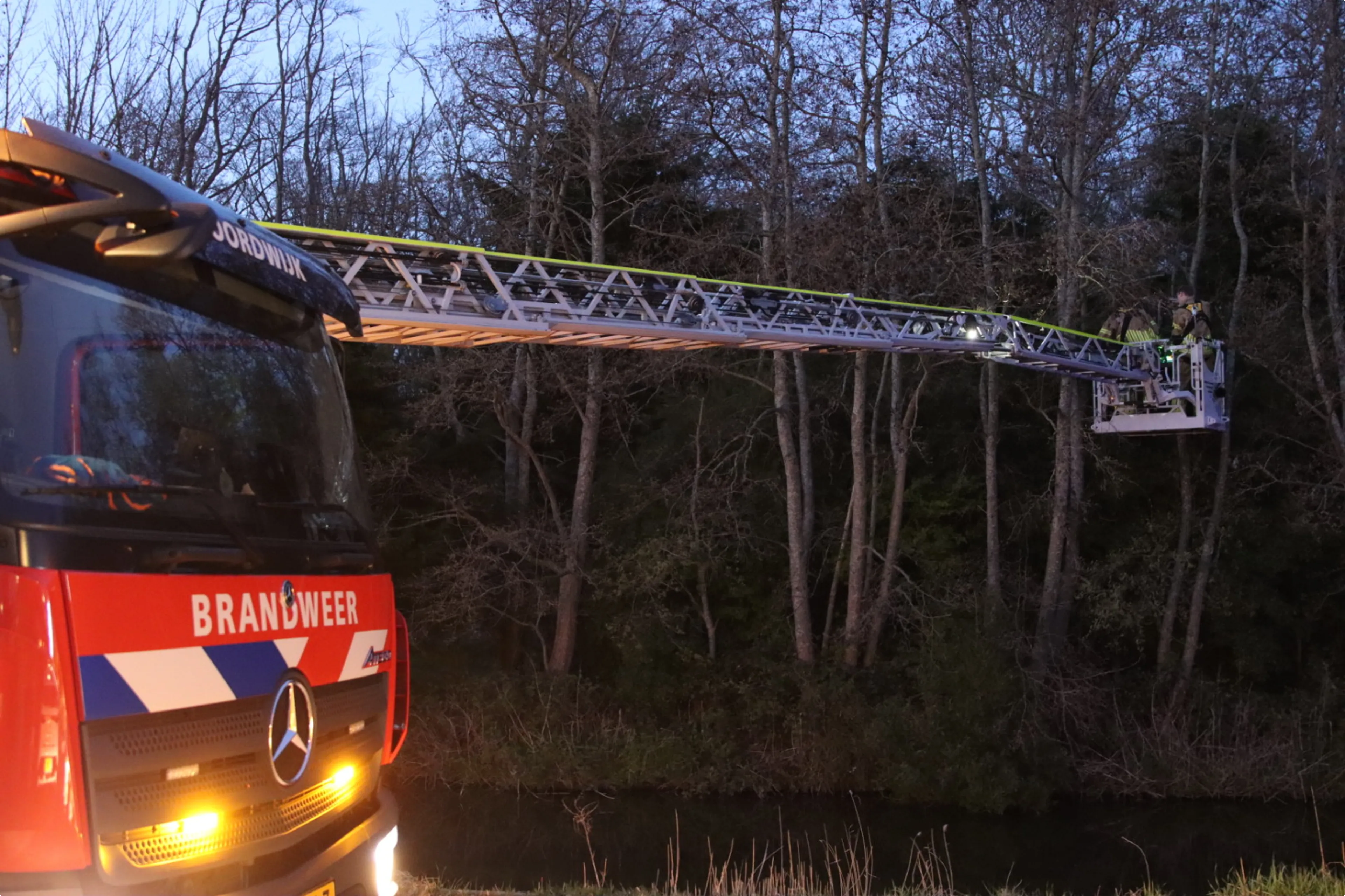 Een ladderwagen kwam ter plaatse. Beeld: Flashlight Fotografie