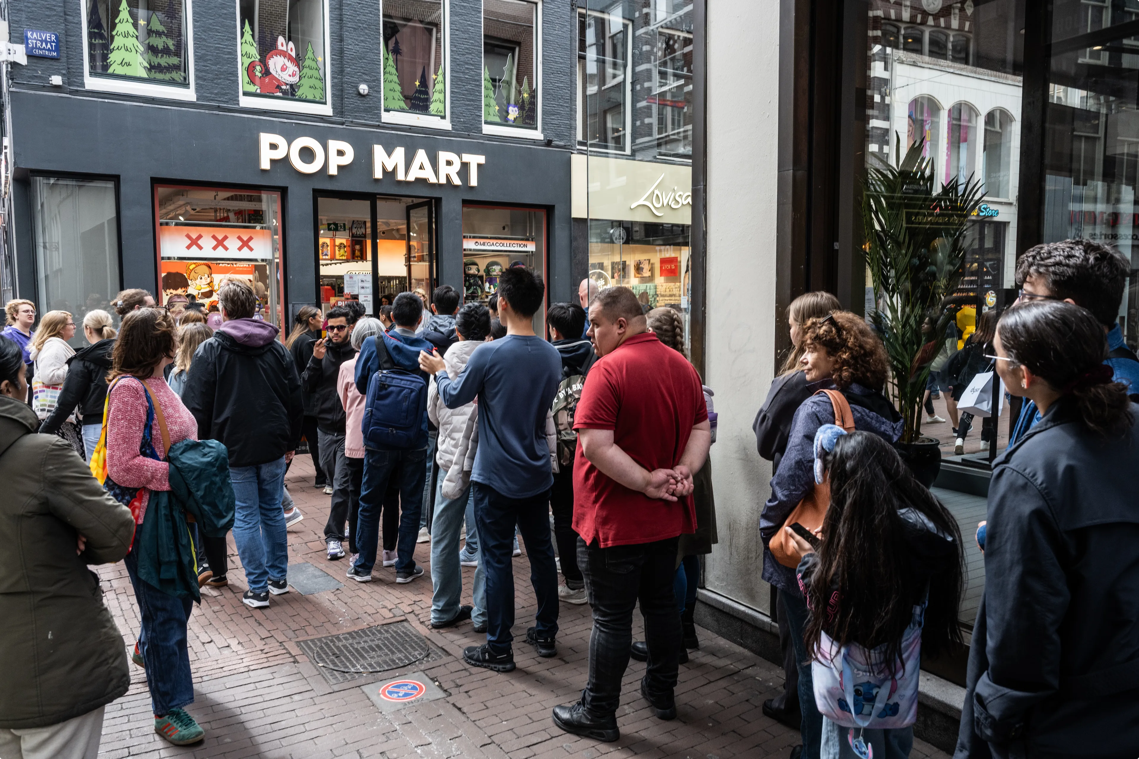 Rijen bij de Pop Mart-winkel in de Kalverstraat. De winkel verkoopt de populaire Labubu-poppetjes. Beeld: ANP