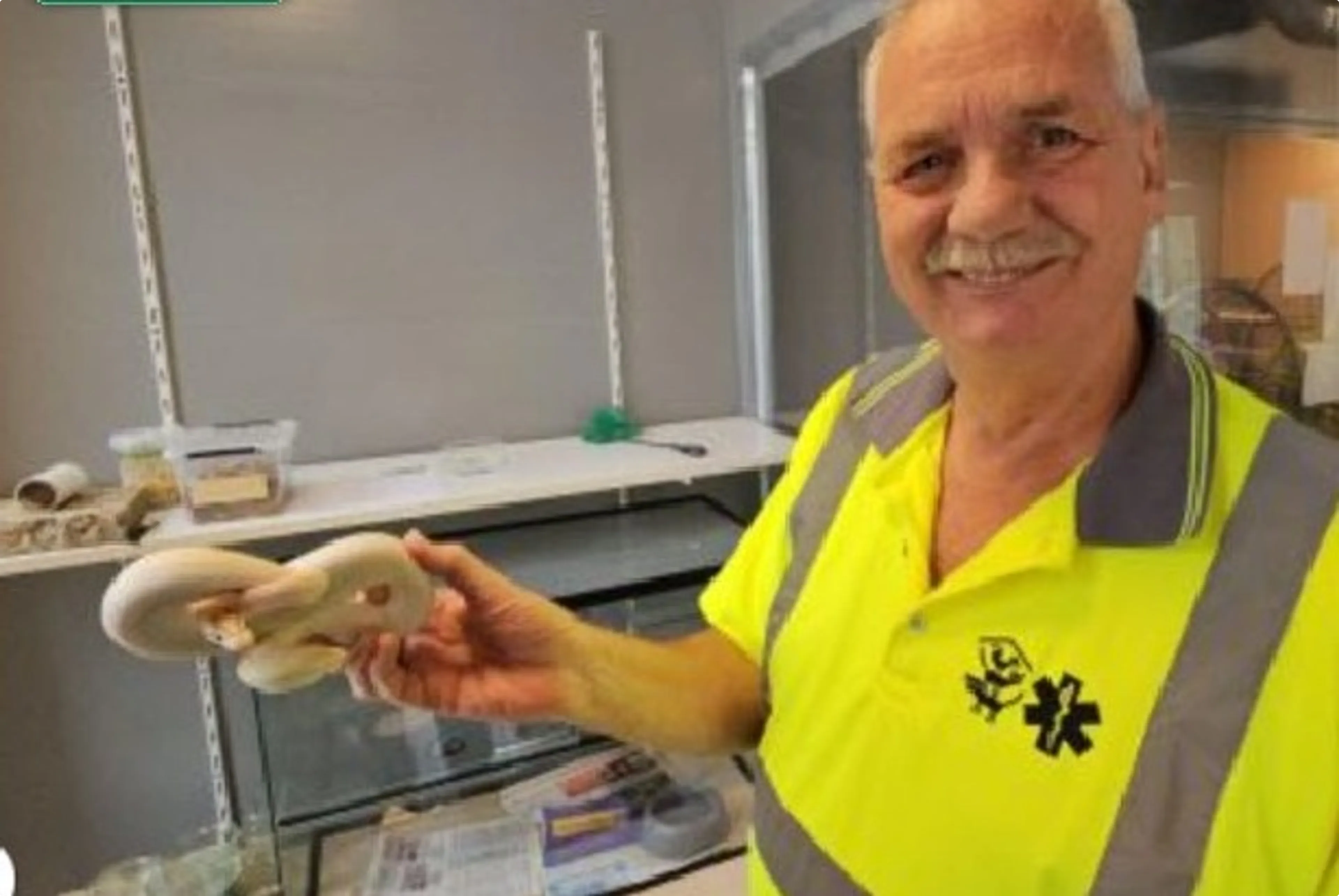 Een medewerker van de dierenambulance met de slang - Dierenzorgcentrum Louterbloemen