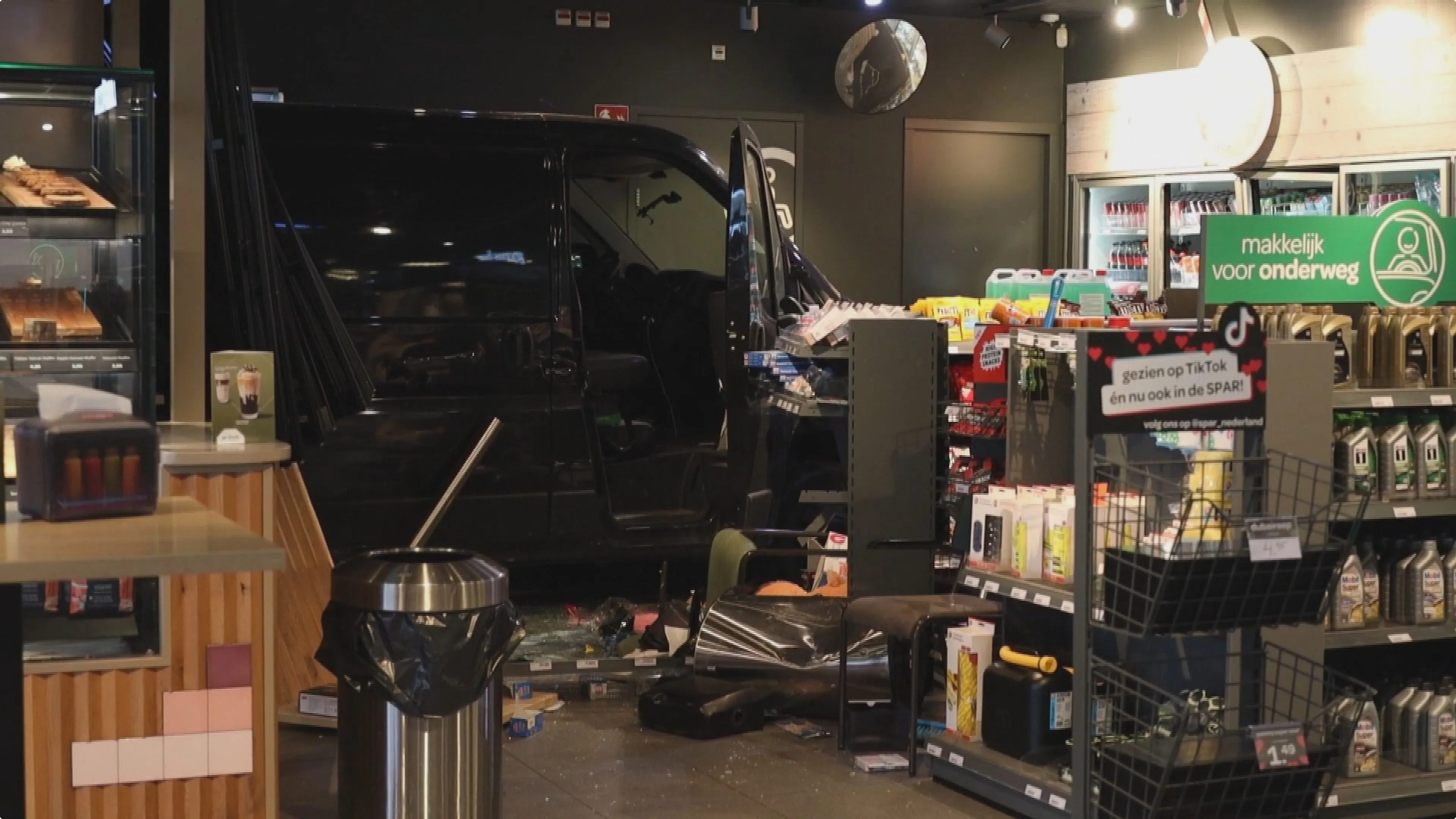 Door de klap werden twee voertuigen het tankstation ingedrukt. Daardoor raakten de deuren naar de toiletten geblokkeerd en kwamen mensen vast te zitten. Beeld: HFV/RVP
