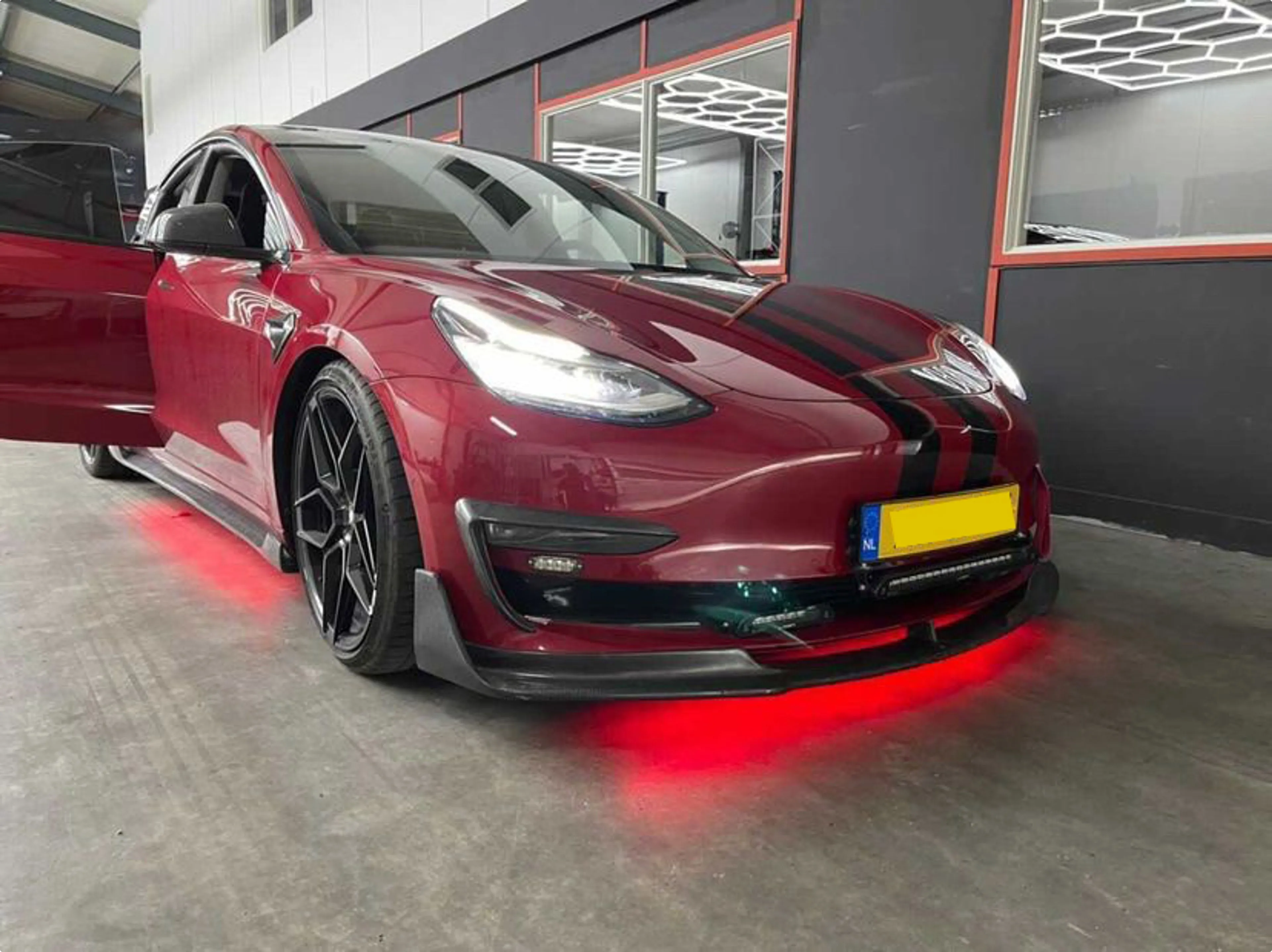 Tesla met uitlaten
