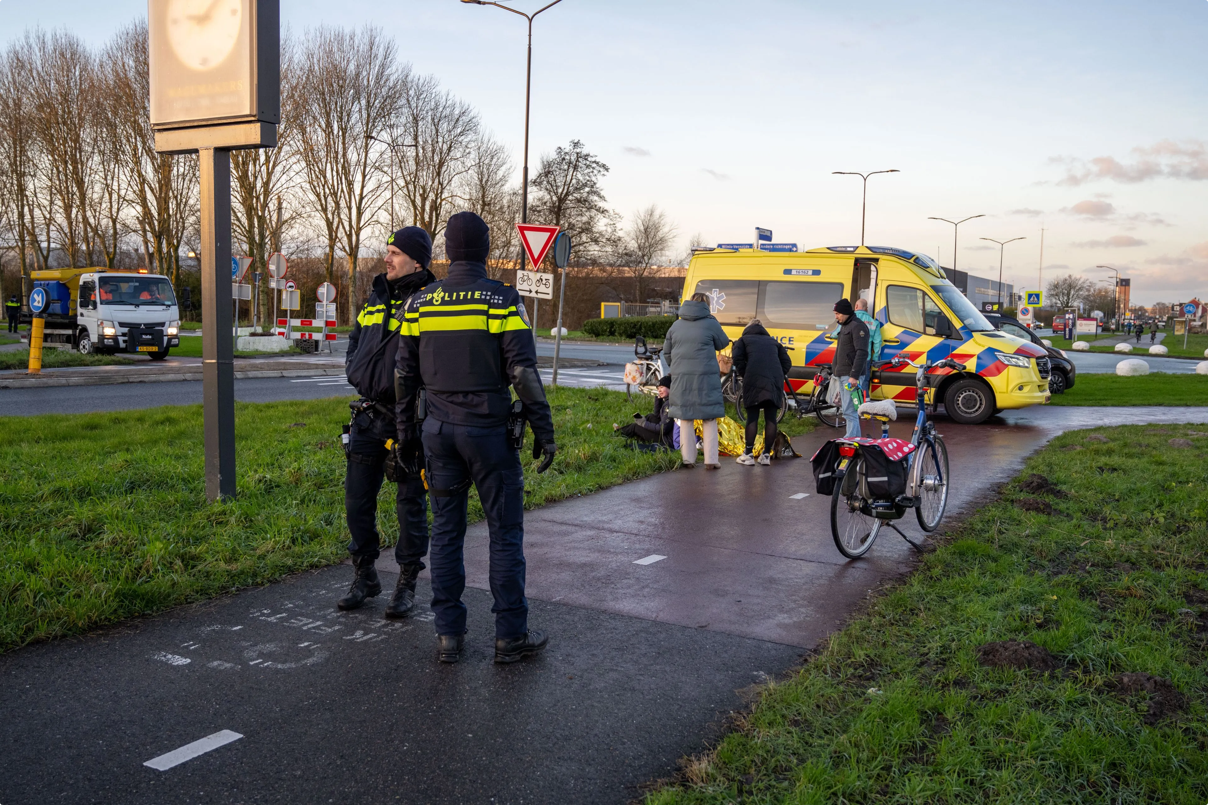 Meerdere fietsers raakten gewond door de gladheid in Wilnis. Beeld: Petershotnews