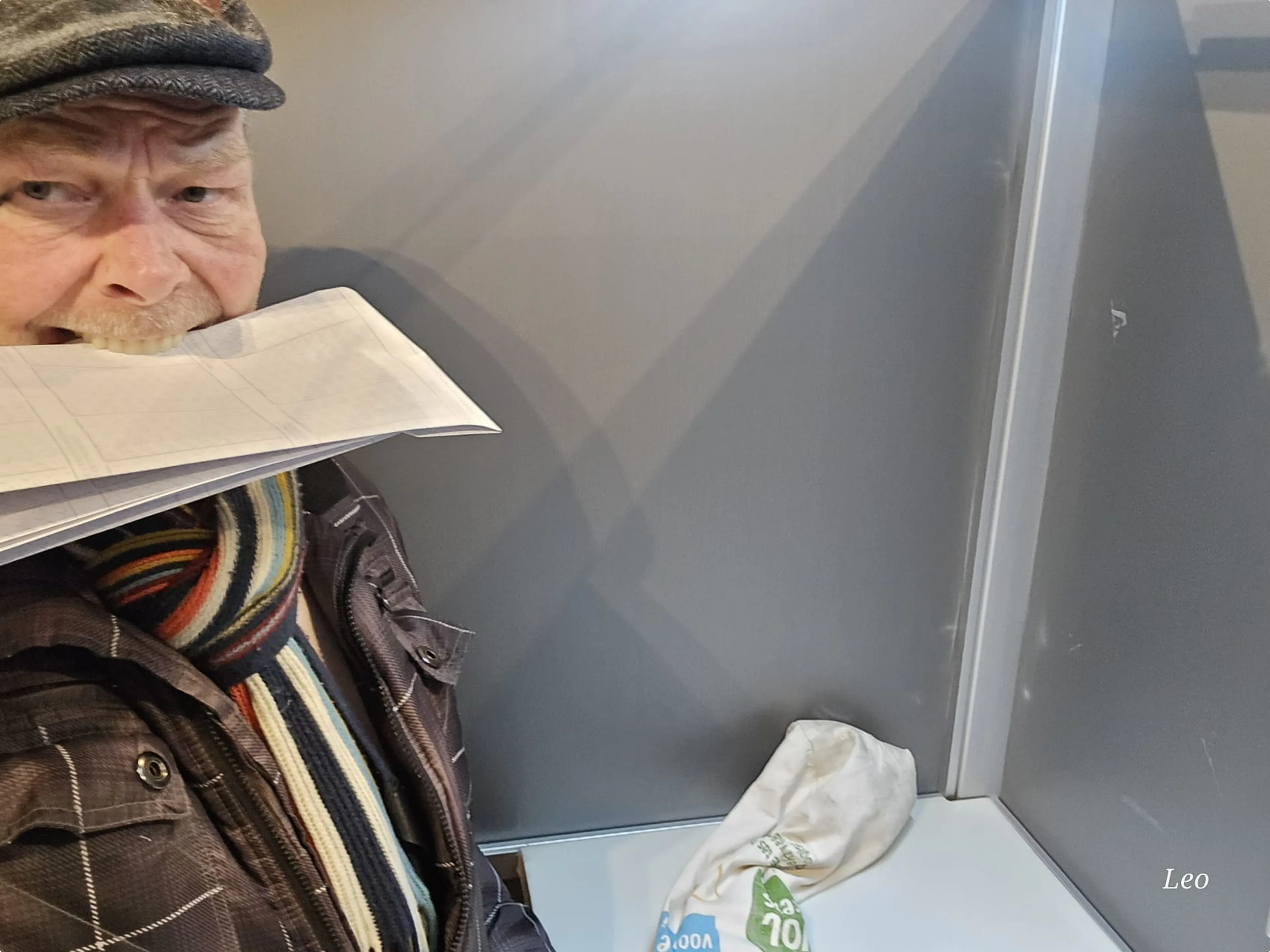  Leo uit Vlaardingen stemt naast een begraafplaats. 