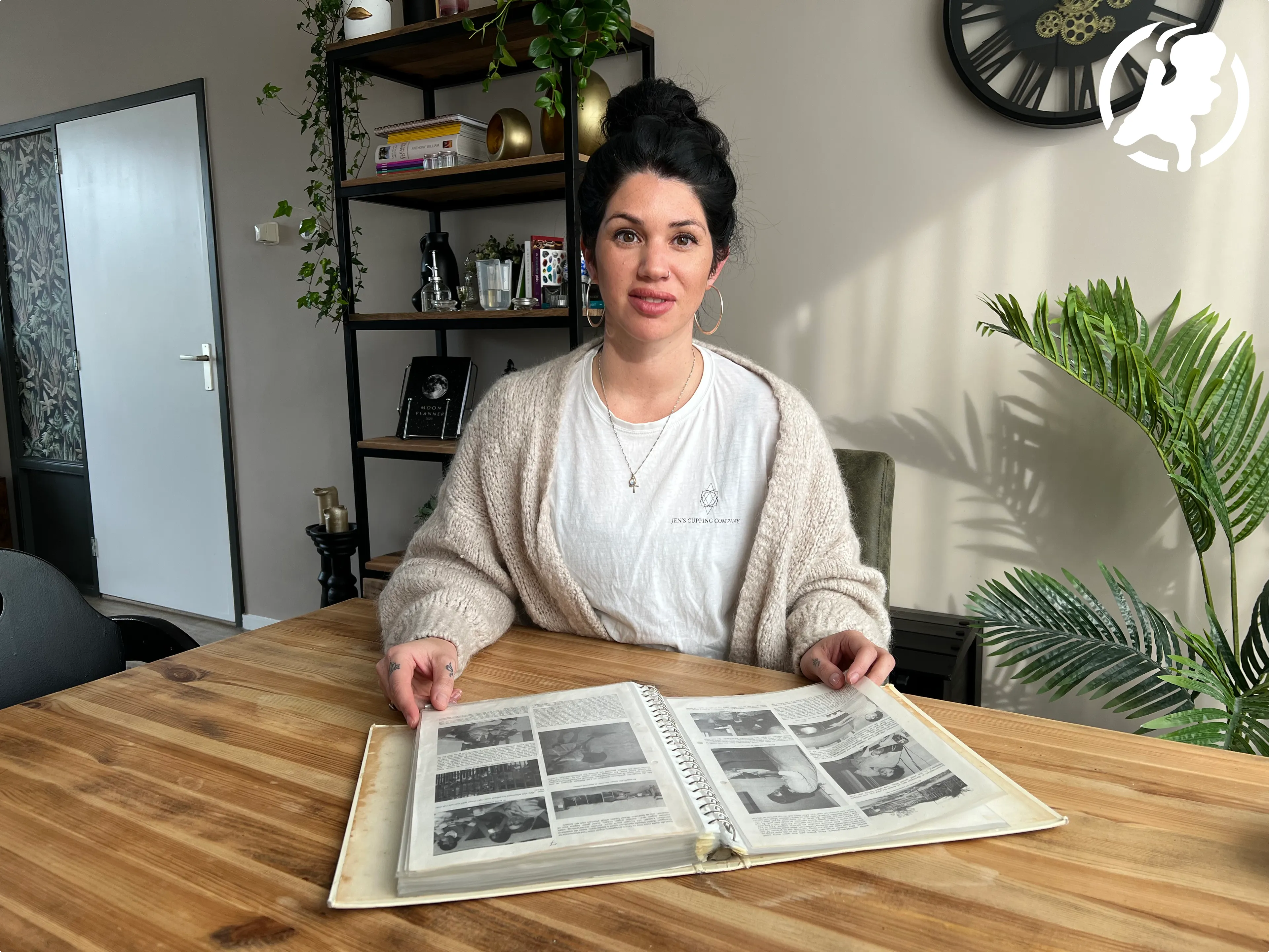 Jennifer bladert door haar boek met foto's van Las Palmas