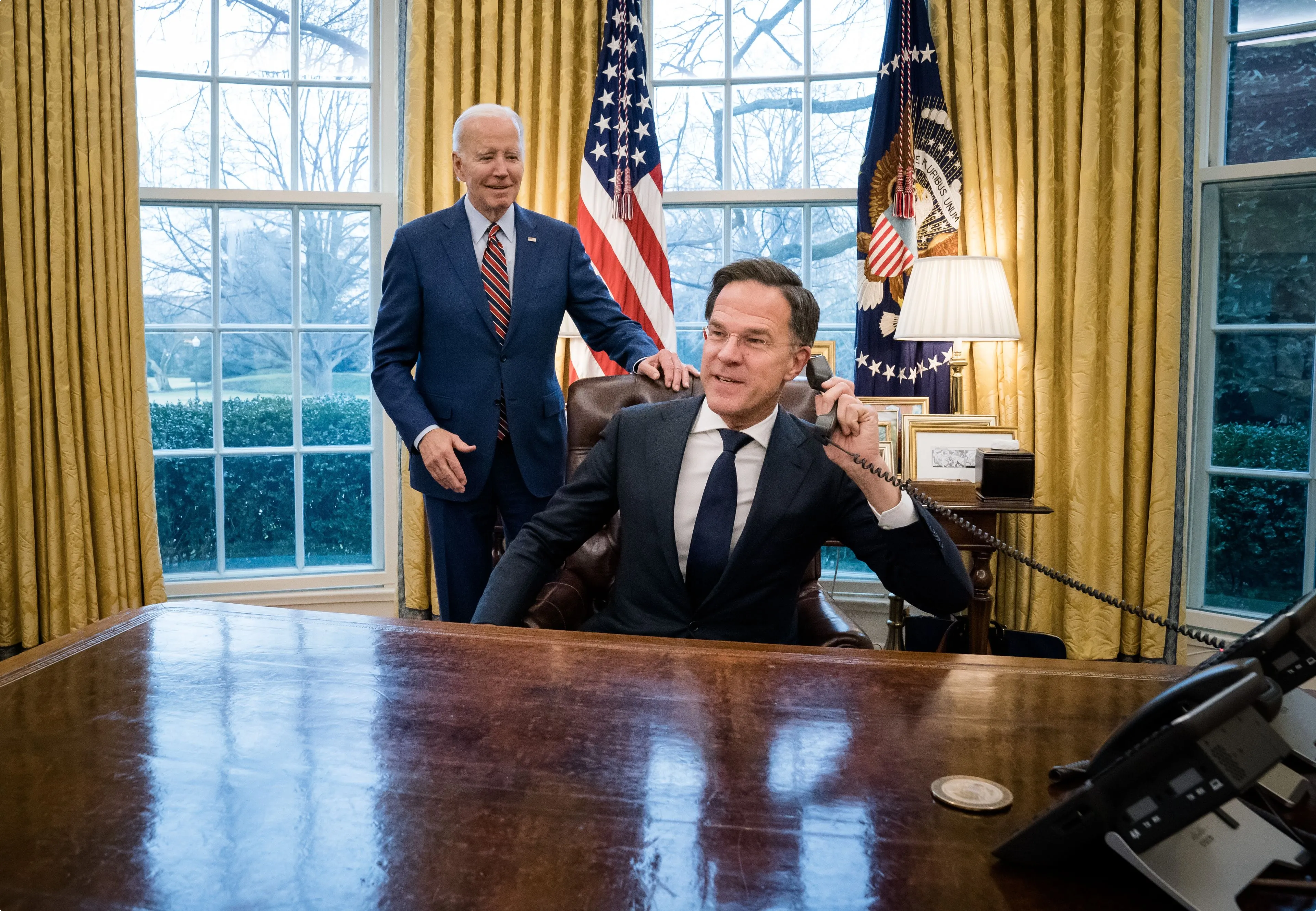 Rutte achter bureau Biden, neemt telefoon aan