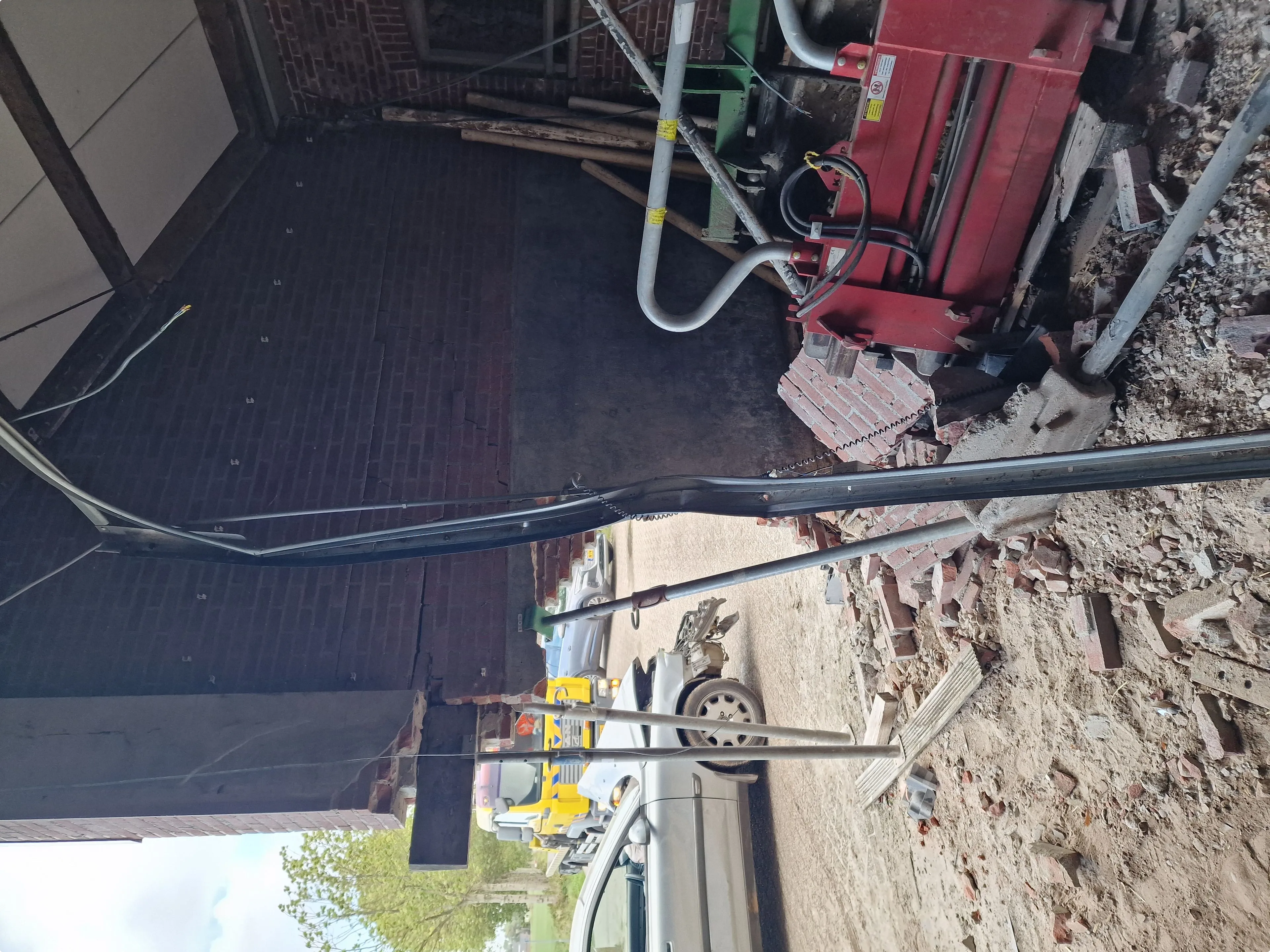De schade aan de schuur en landbouwapparatuur nadat de auto met Frans kenteken het pand binnenreed. Beeld: Steven McGill