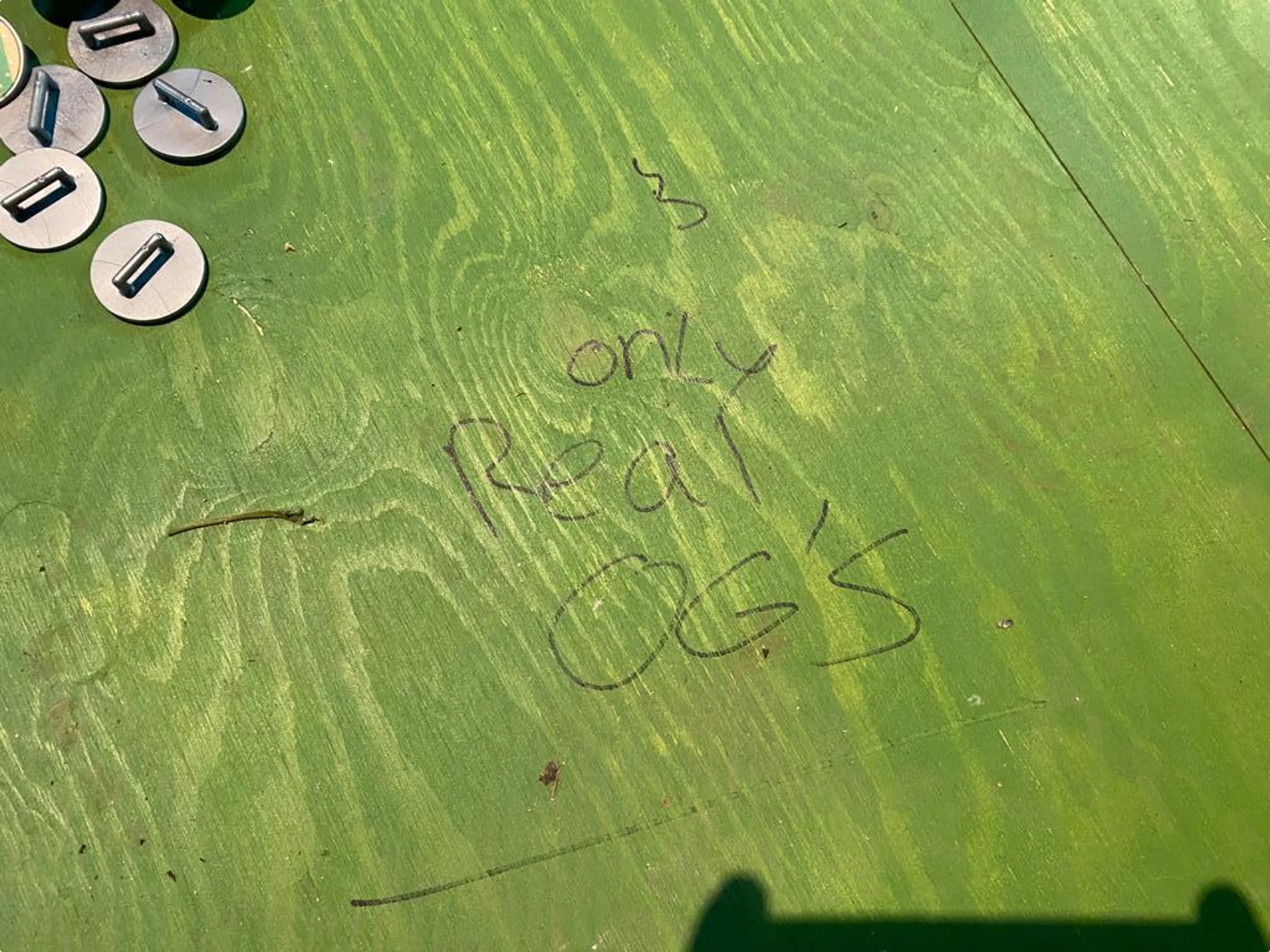 De tafel waar teksten op zijn geschreven