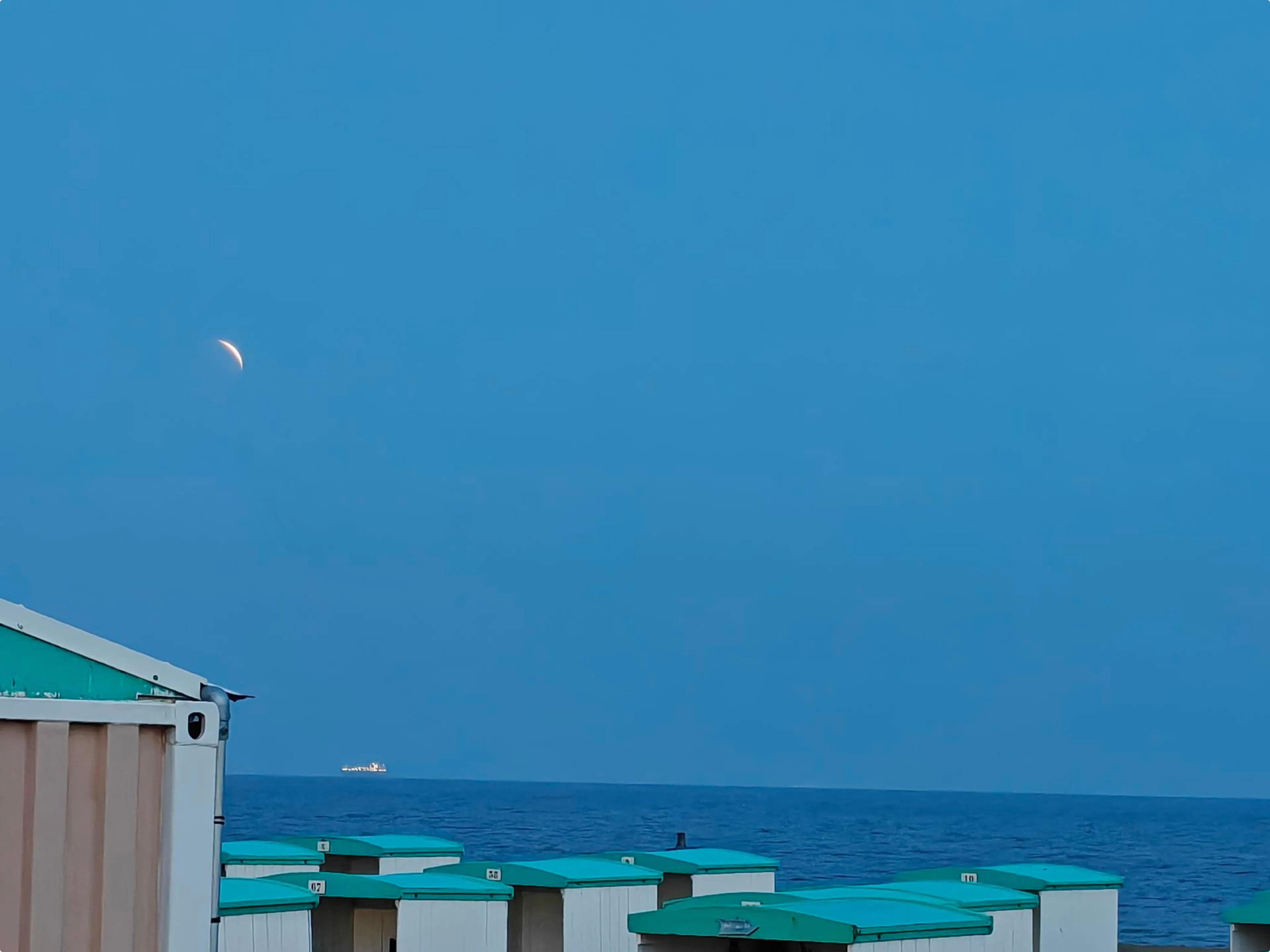 Maansverduistering gezien vanaf het strand van Katwijk aan Zee, door Wesley.