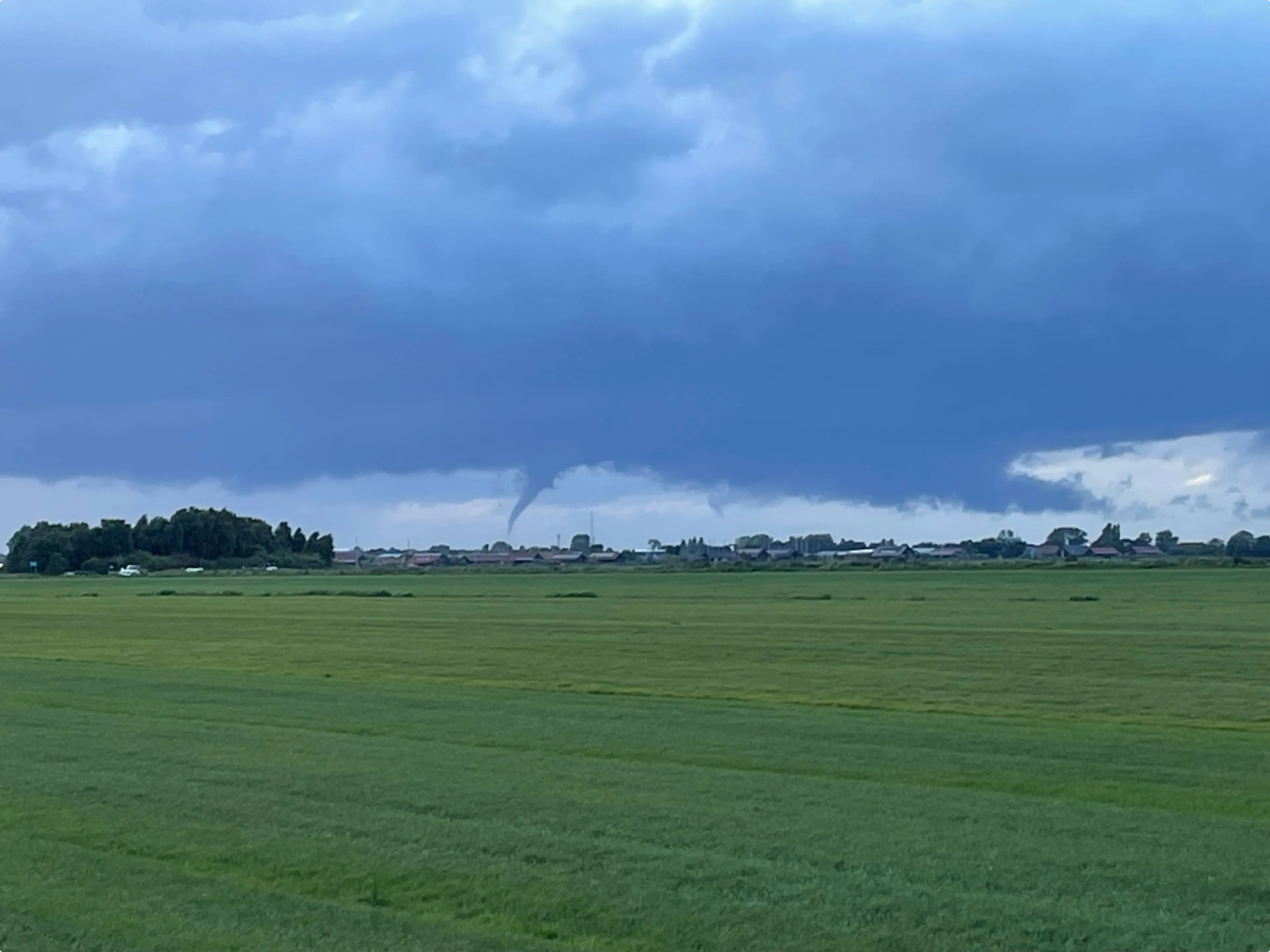 Een tornado boven een weiland in Nederland - Beeld: Tjitske Wiebenga